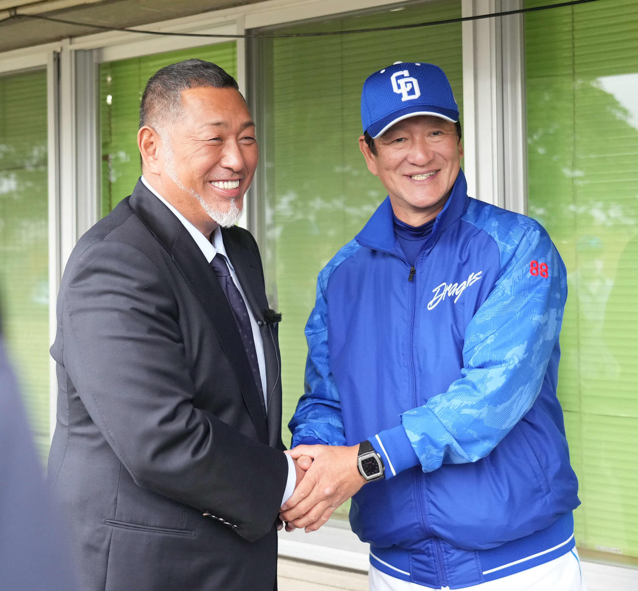 中日片岡2軍監督（右）と笑顔で握手を交わす清原氏（撮影・森本幸一）