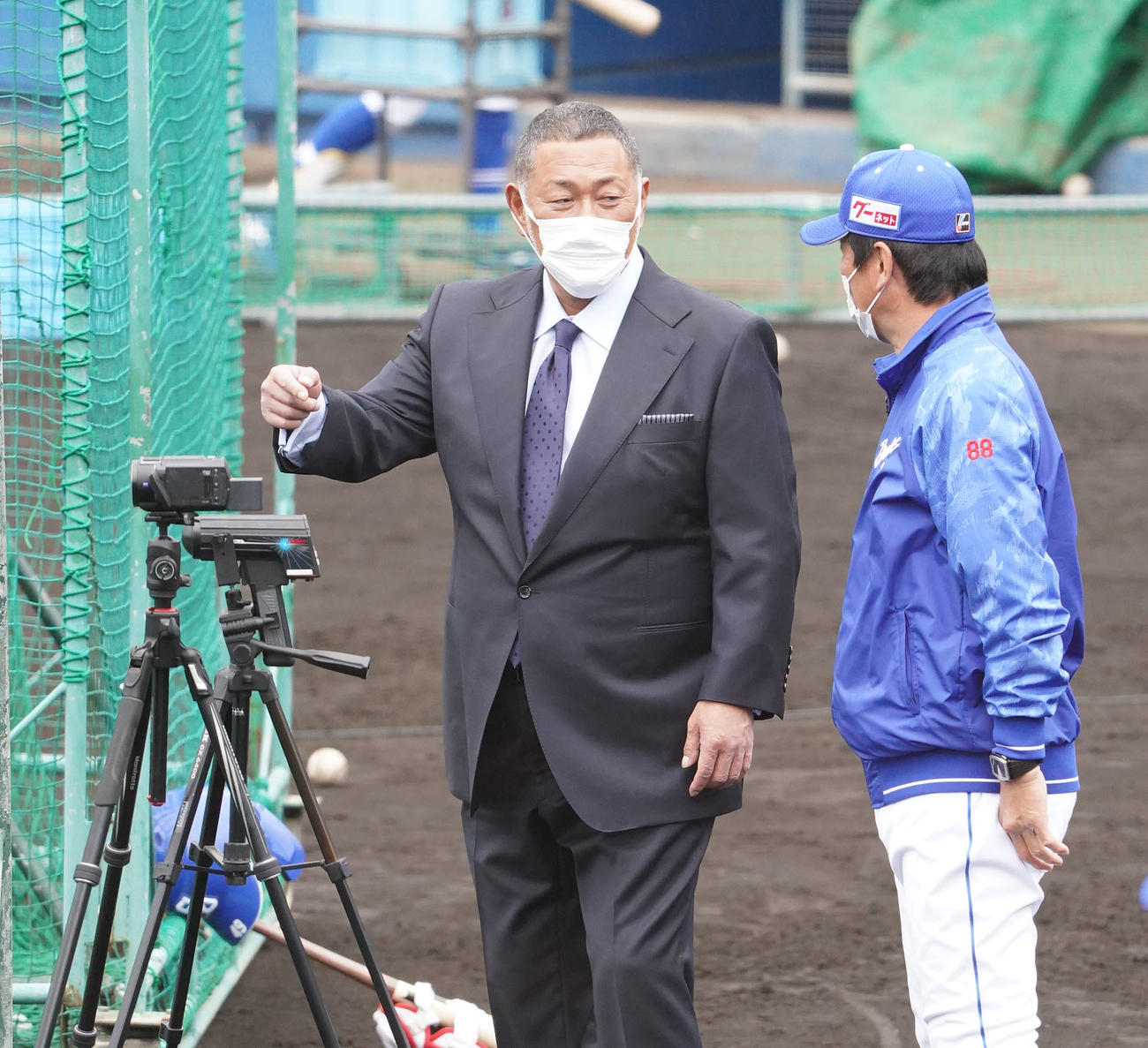 中日2軍キャンプ地に訪れ片岡2軍監督らと言葉を交わす清原氏（左）（撮影・森本幸一）