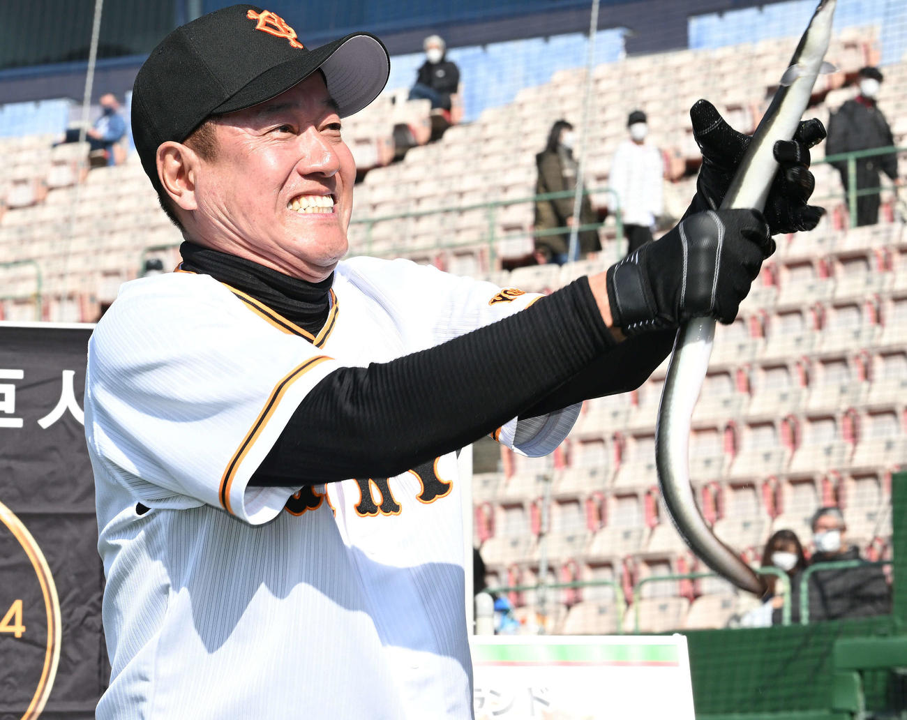 贈呈されたうなぎと格闘する巨人原監督（2023年2月1日撮影）