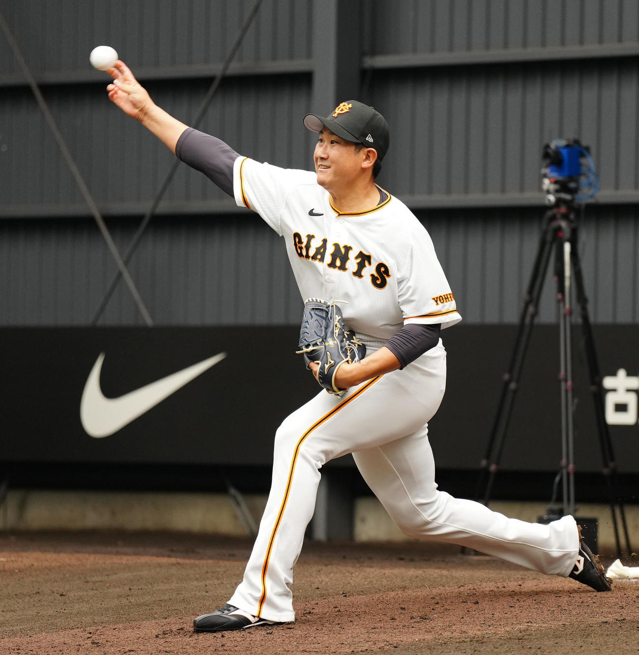 ブルペン投球する巨人菅野（2023年2月3日撮影）