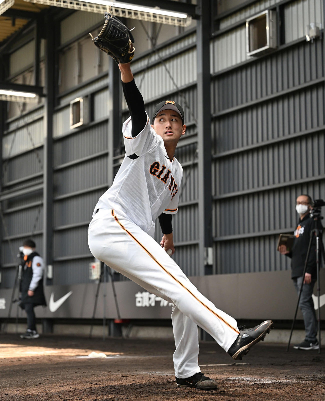 ブルペン投球をする巨人横川（撮影・滝沢徹郎）