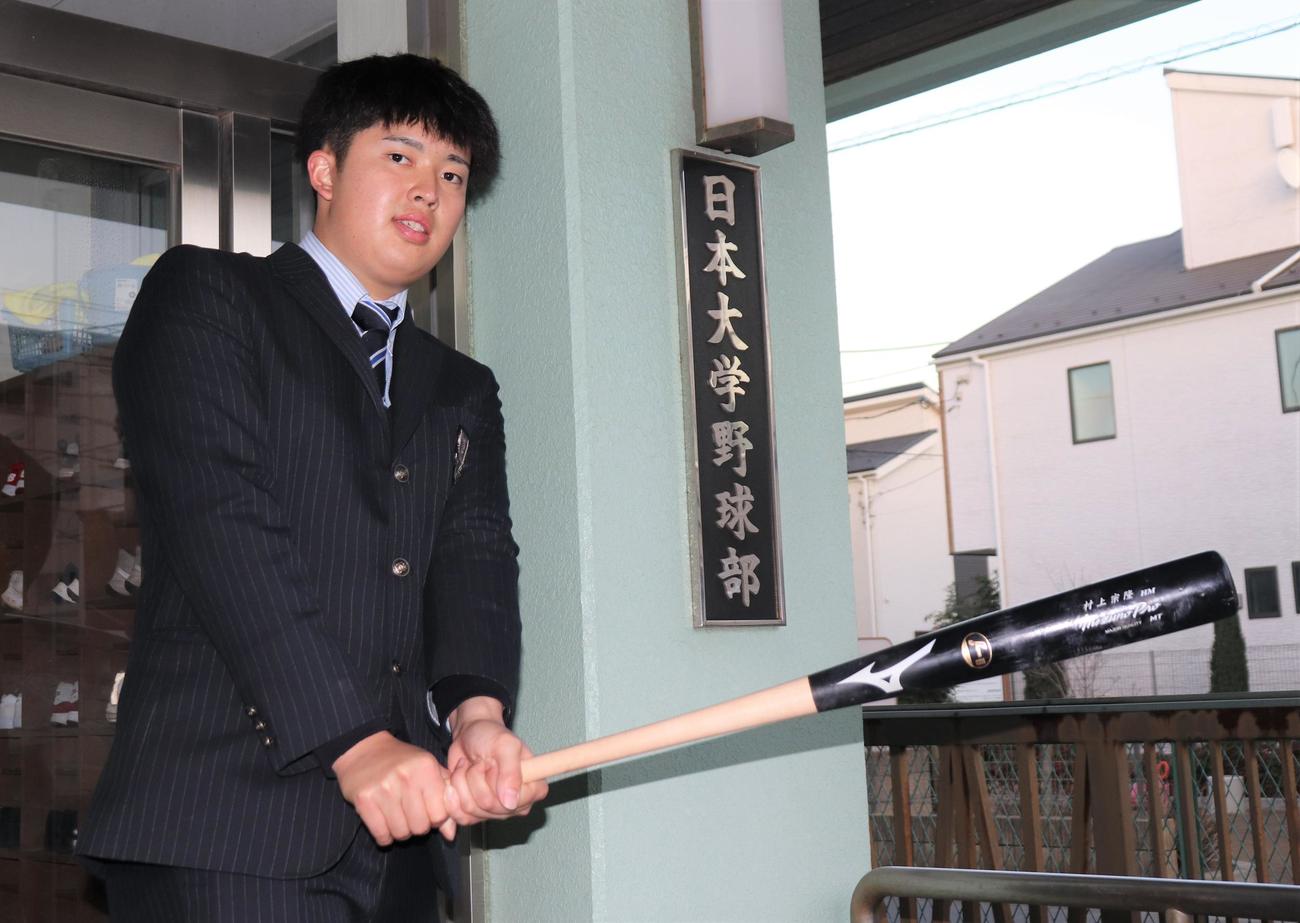 兄・村上宗隆からもらったバットを持参して日大に入寮した九州学院の村上（撮影・星夏穂）
