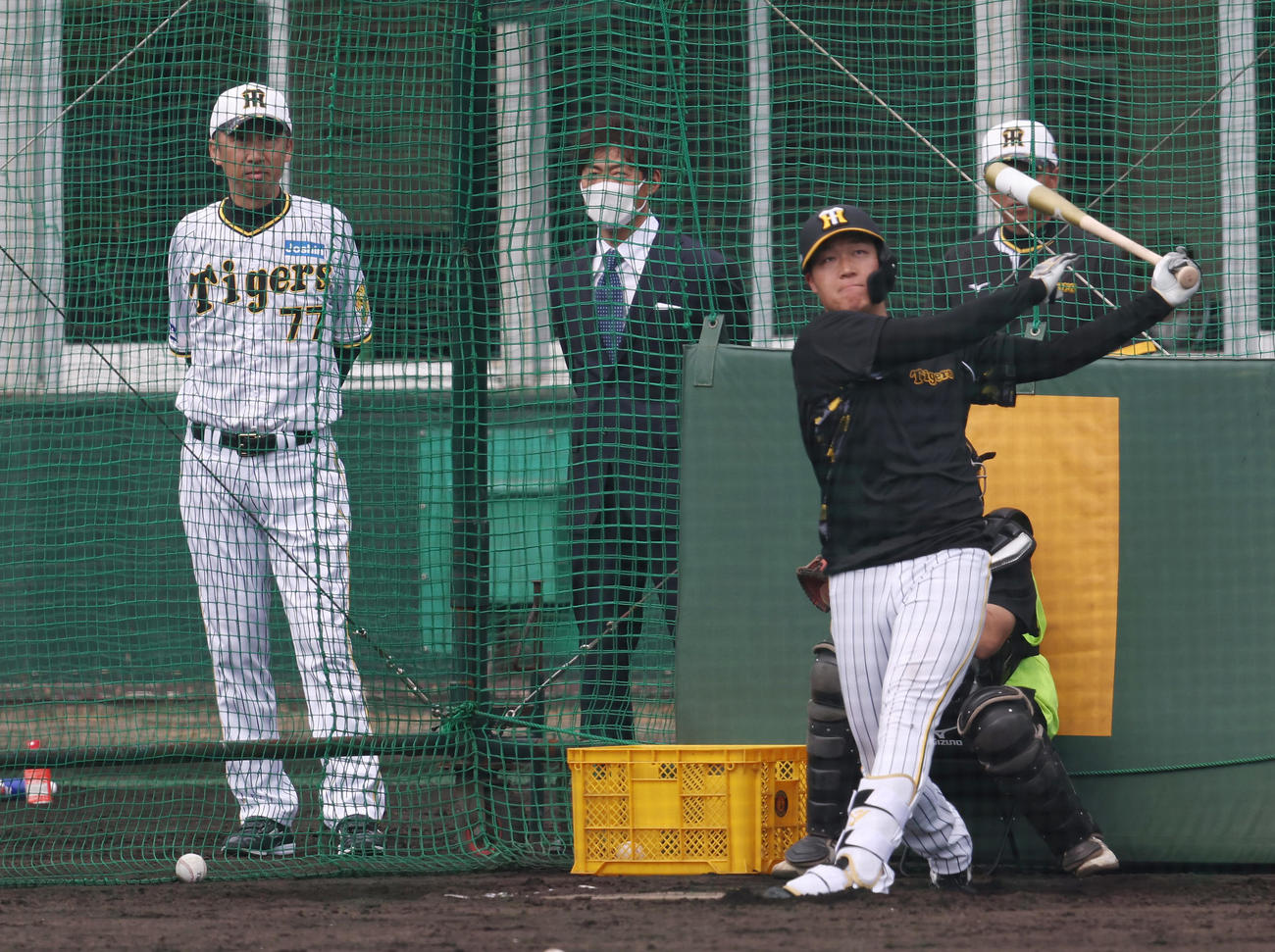 フリー打撃を行う阪神大山。後方は今岡打撃コーチ（左）と桧山氏（撮影・前田充）