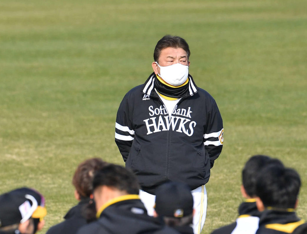 練習開始前の円陣でナインを見つめる藤本監督（撮影・岩下翔太）