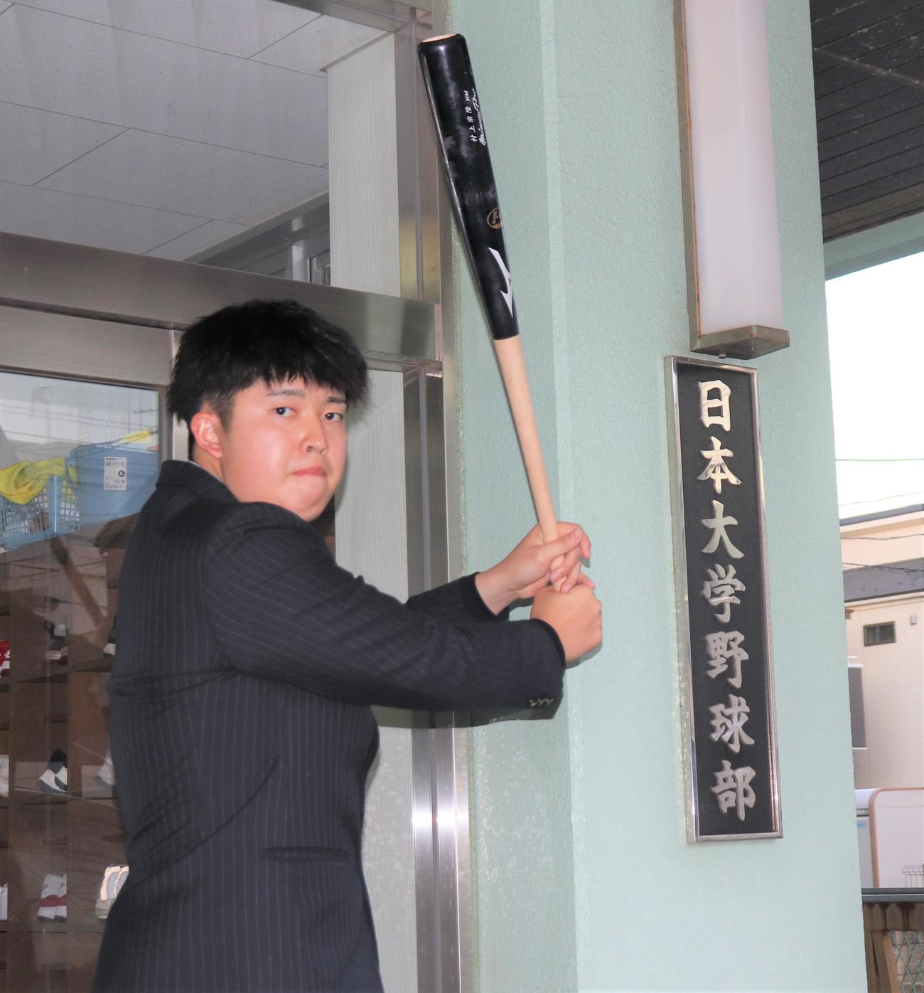 兄のヤクルト村上宗隆からもらったバットを手にする九州学院・村上慶太（撮影・星夏穂）