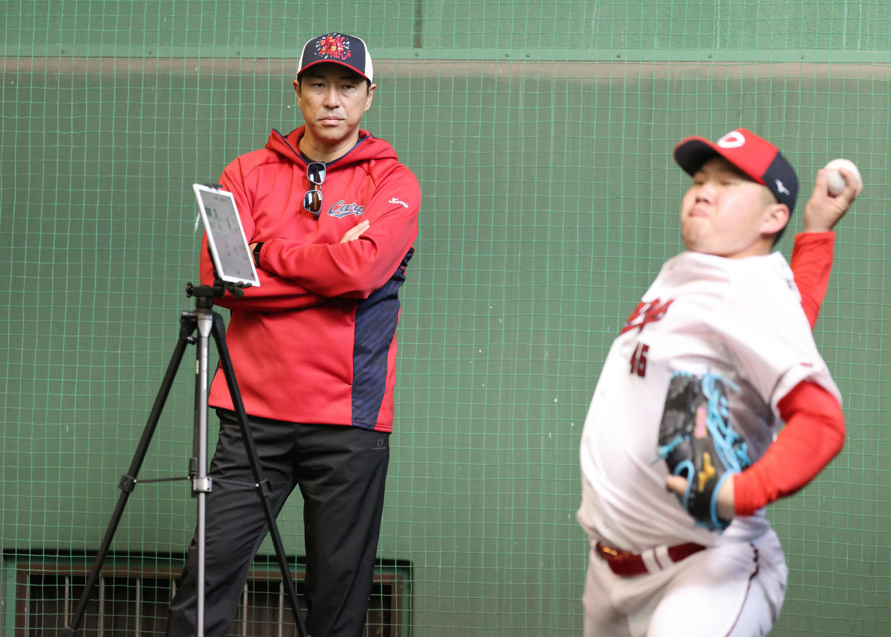 広島日南キャンプ　フォークボールを投げる松本を見守る黒田球団アドバイザー（左）（撮影・加藤孝規）