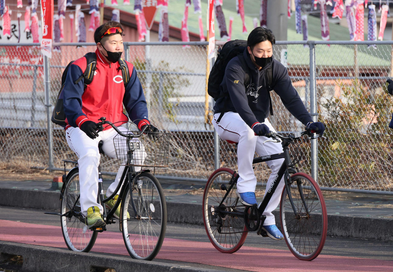 広島日南キャンプ　自転車で球場入りする床田（右）と松本（撮影・加藤孝規）