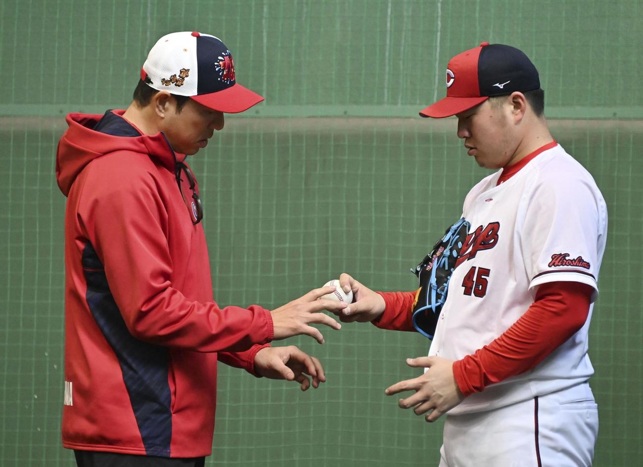 黒田球団アドバイザー（左）から指導を受ける広島松本（共同）