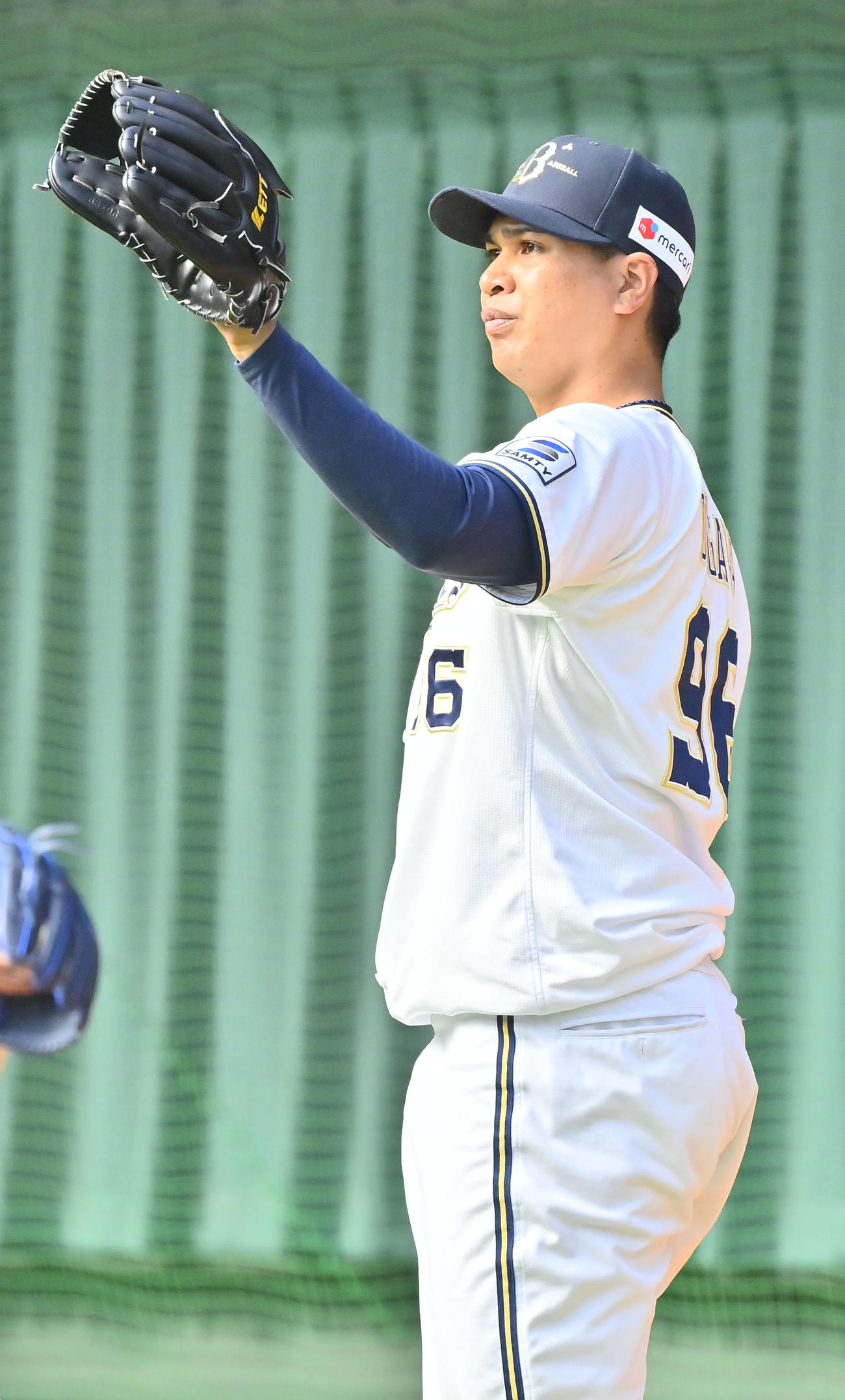 ブルペンで浮かない表情を見せるオリックス宇田川（撮影・和賀正仁）