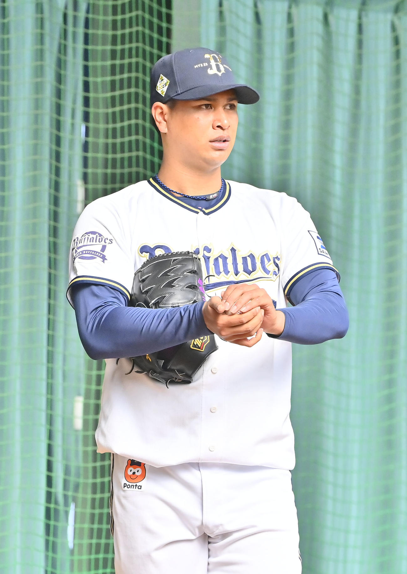 ブルペンで投球前、ボールをこねるオリックス宇田川（撮影・和賀正仁）