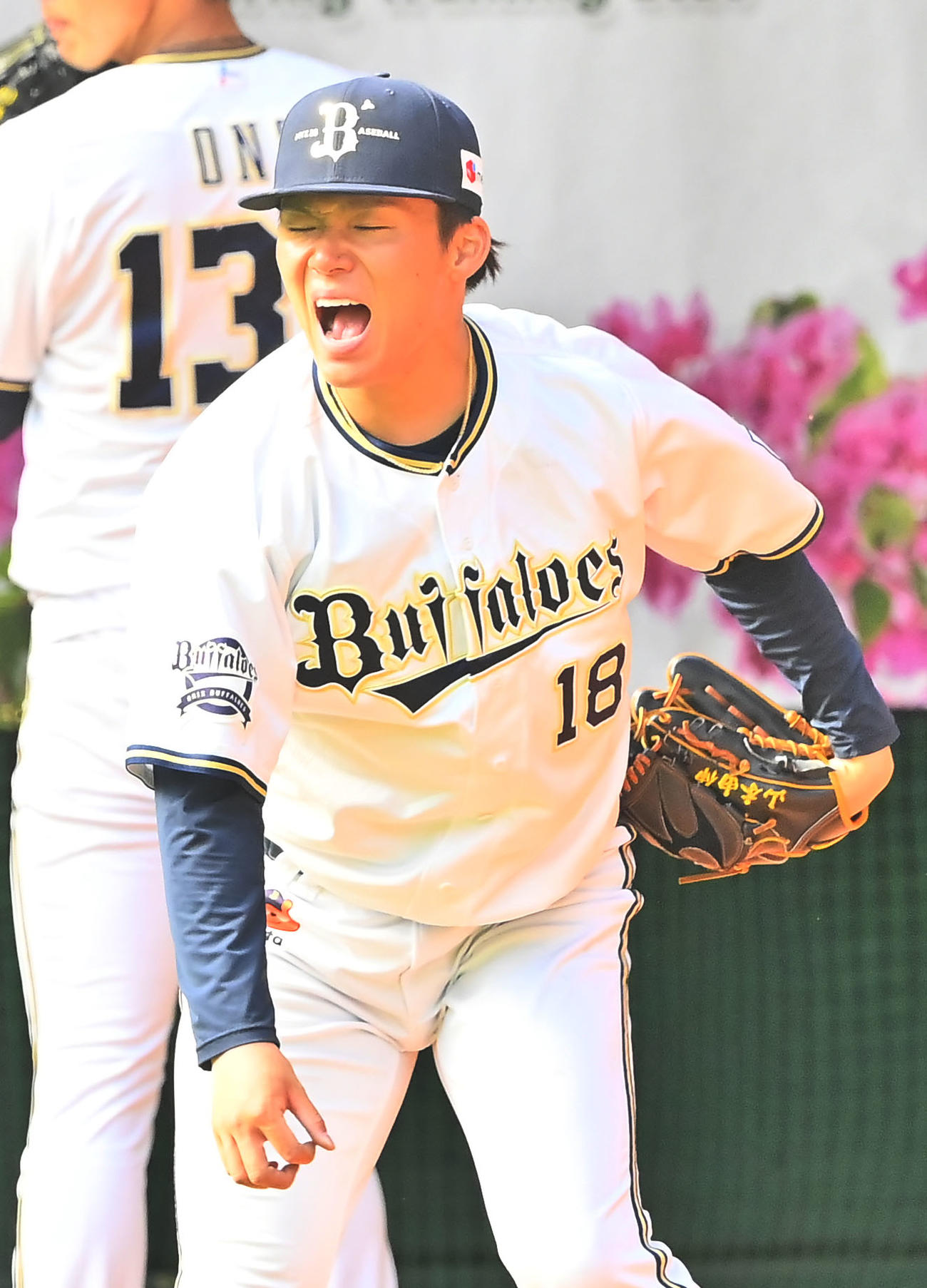 ブルペンに入りフォームを確認しながら投げるオリックス山本（撮影・和賀正仁）