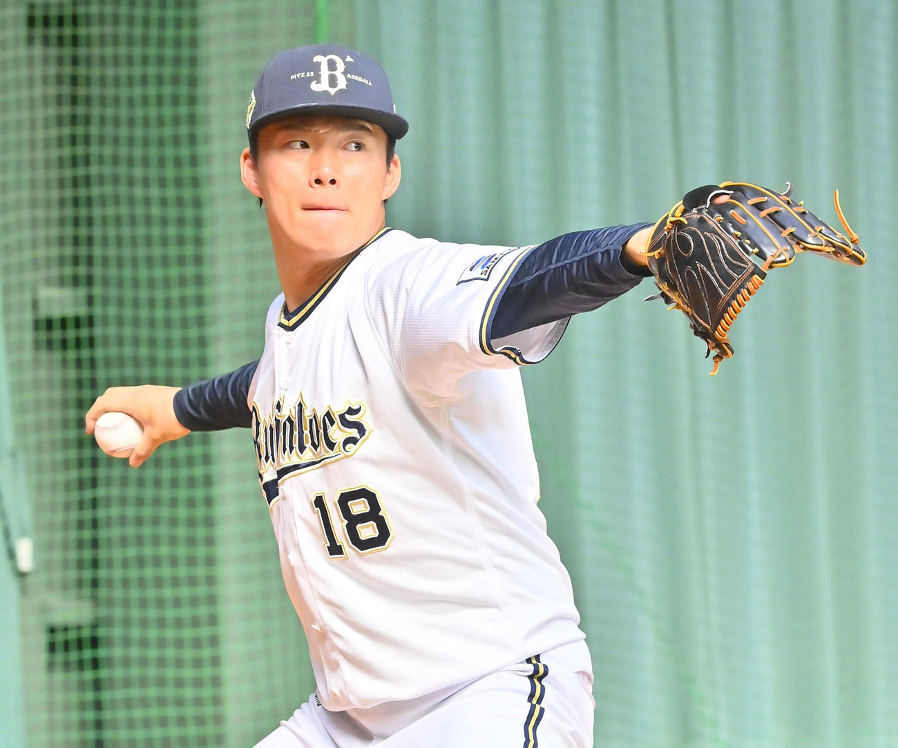 ブルペンに入りフォームを確認しながら投げるオリックス山本（撮影・和賀正仁）