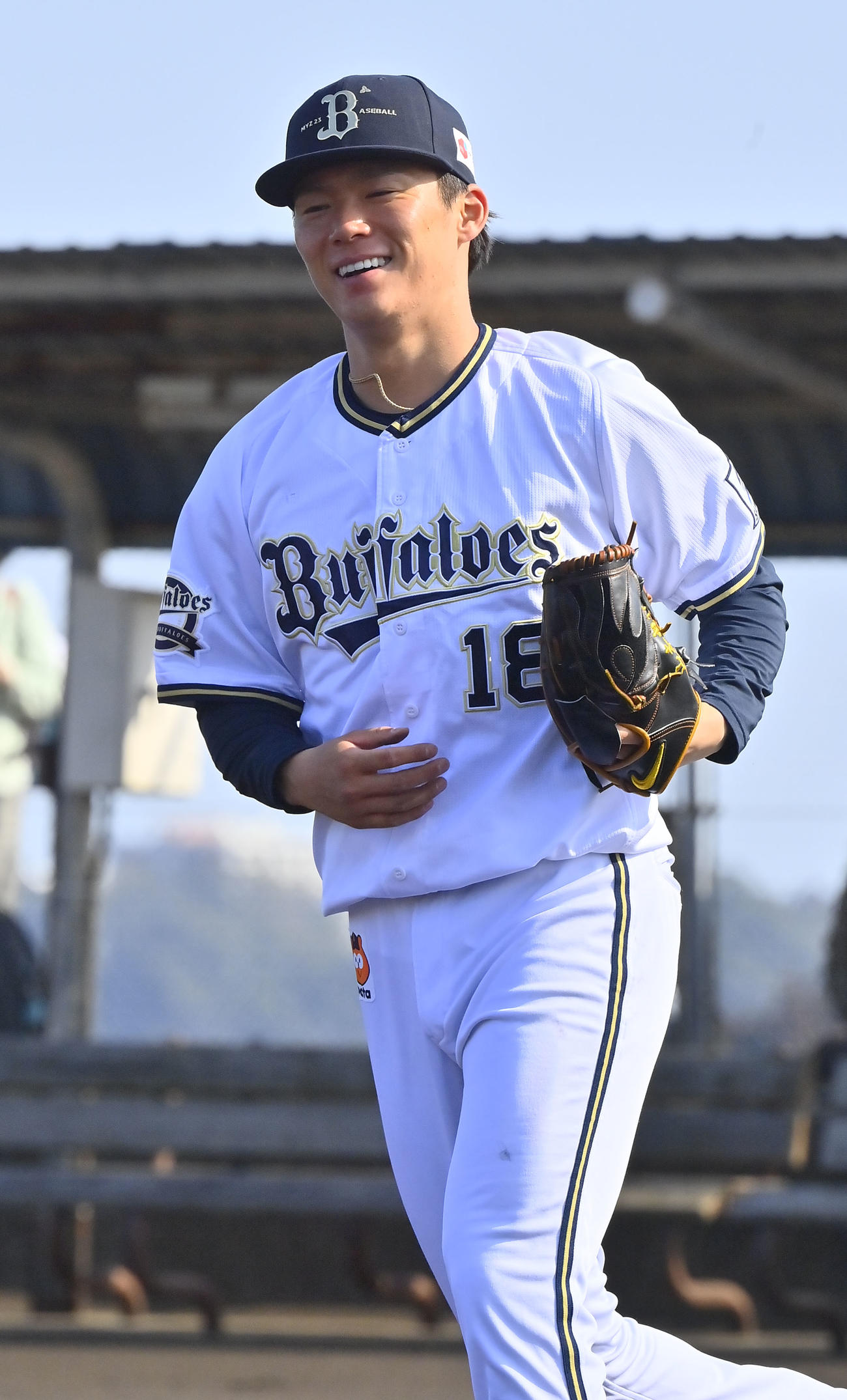 笑顔で練習に取り組むオリックス山本（撮影・和賀正仁）