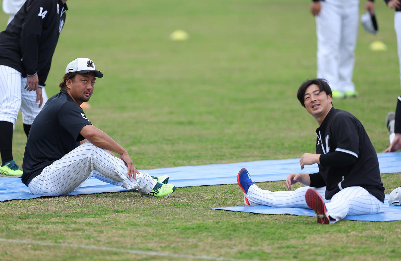 ストレッチするロッテ沢村（左）と美馬（撮影・河田真司）