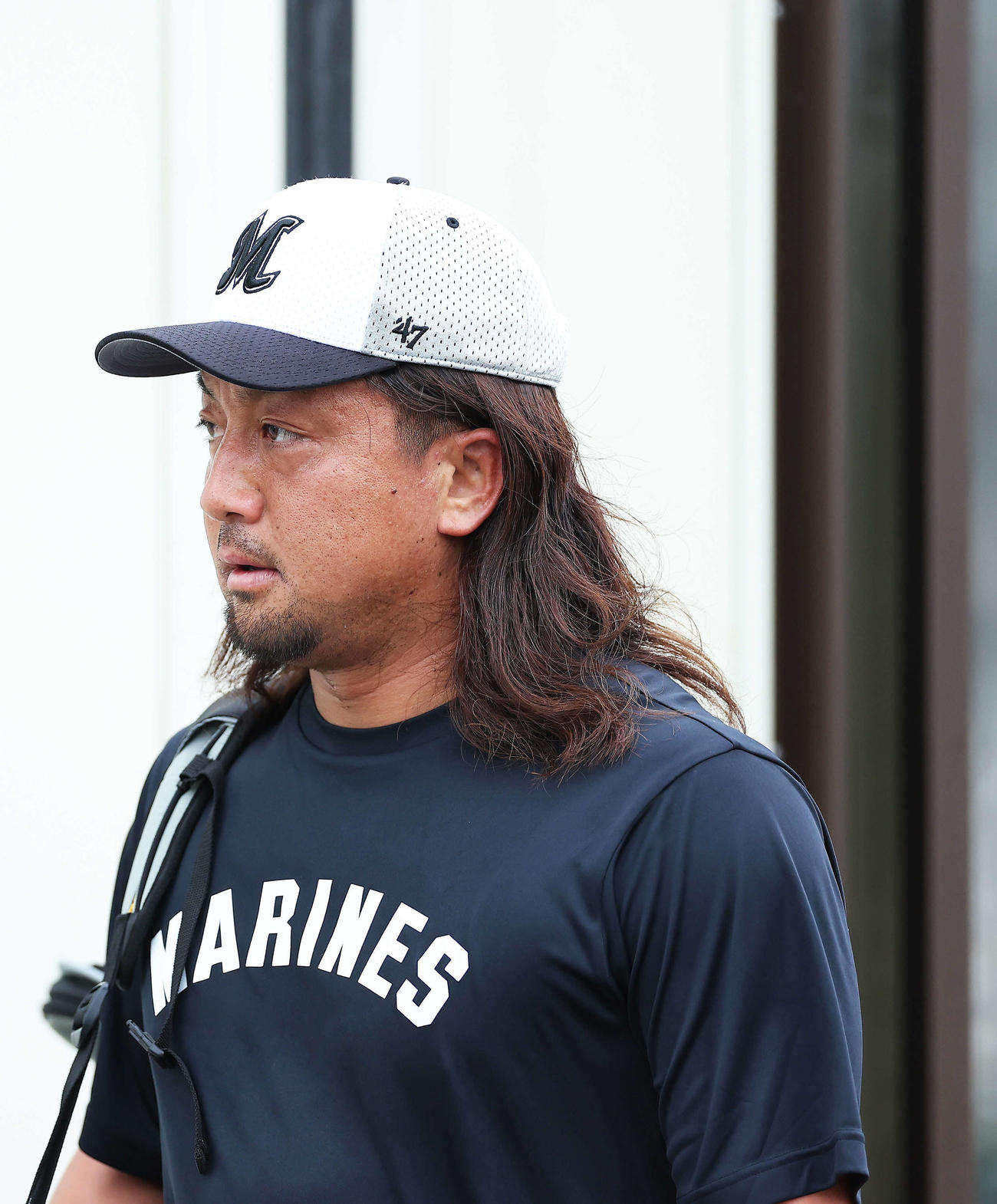 キャッチボールを終え、ロングヘアーをなびかせながら移動するロッテ沢村（撮影・河田真司）