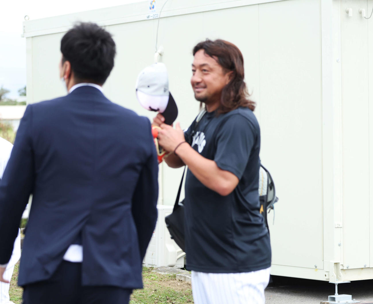 キャッチボールを終え、藤川氏（左）と言葉を交わすロッテ沢村（撮影・河田真司）