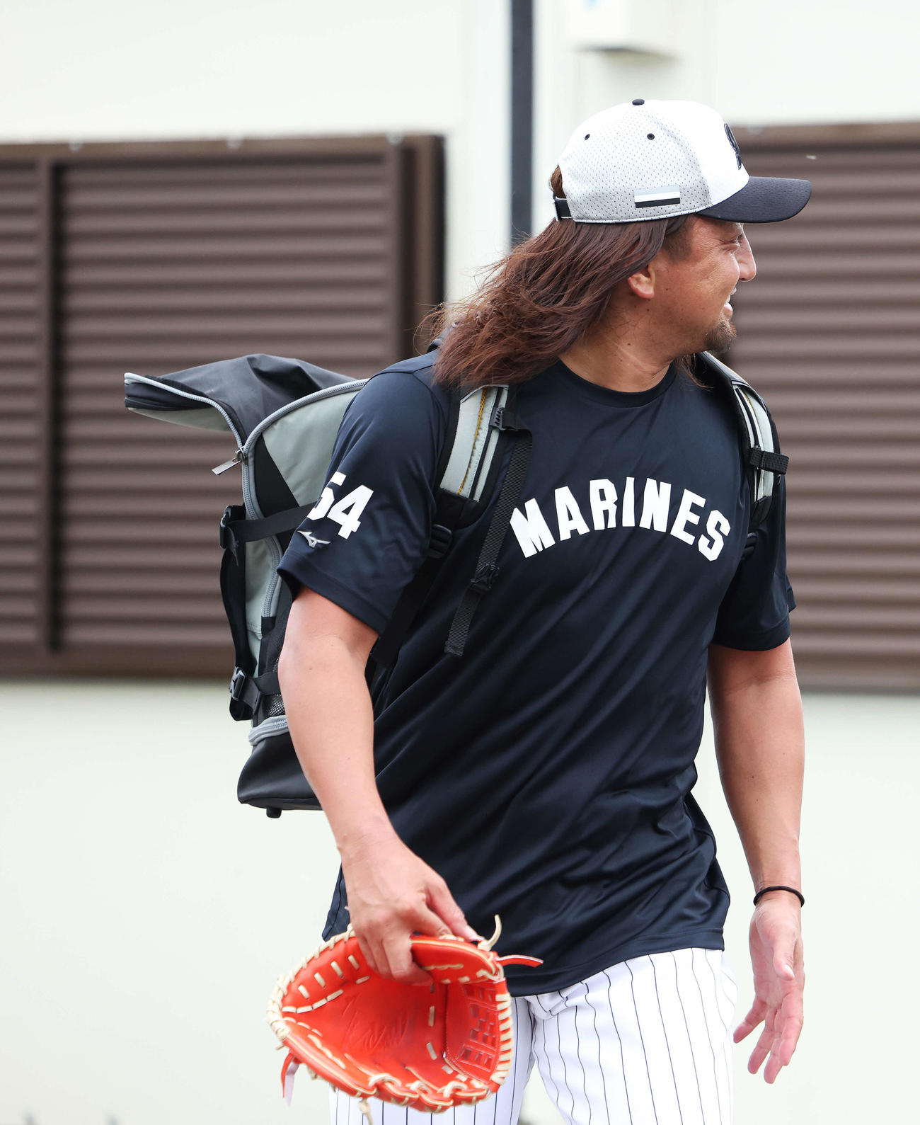 キャッチボールを終えたロッテ沢村はロングヘアーをなびかせながら移動する（撮影・河田真司）