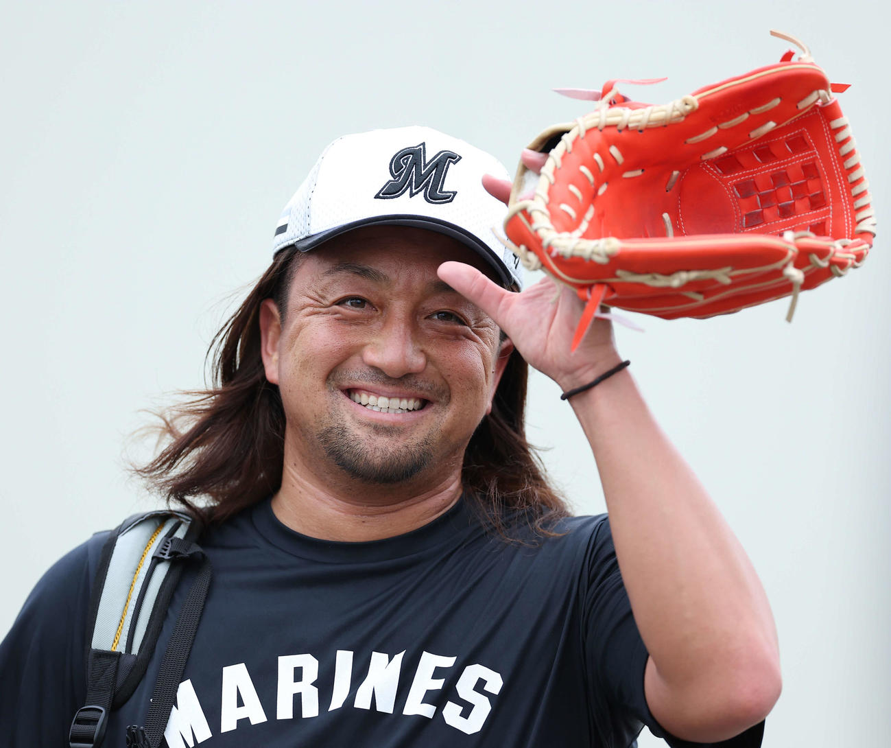 練習の合間に笑顔を見せるロッテ沢村（撮影・河田真司）