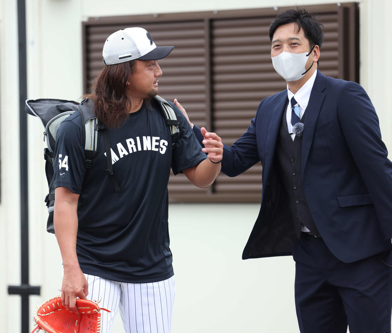 あいさつを交わすロッテ沢村（左）と藤川氏（撮影・河田真司）