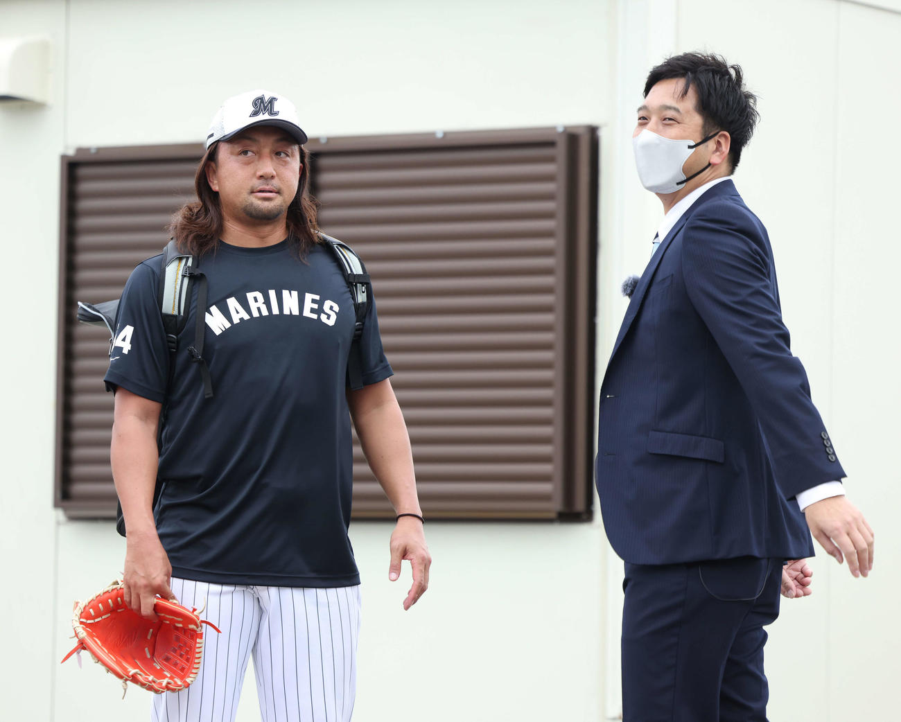 言葉を交わすロッテ沢村（左）と藤川氏（撮影・河田真司）