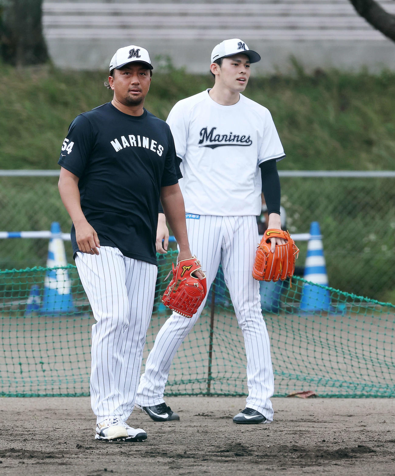 投内連係に臨むロッテ沢村（左）と佐々木朗（撮影・河田真司）