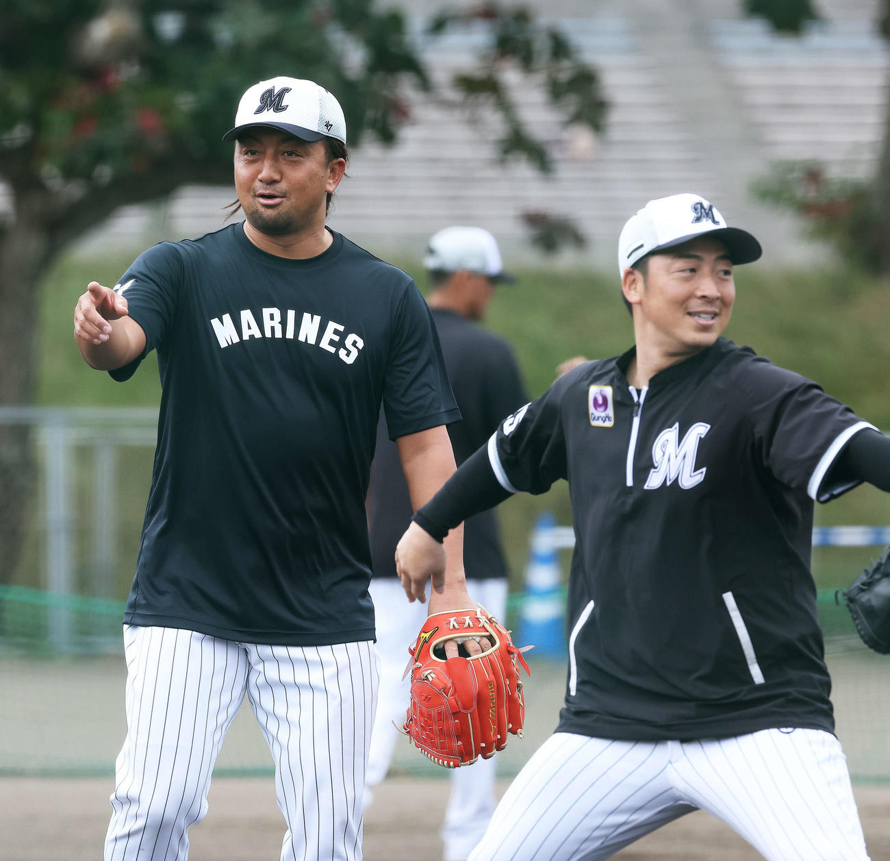 投内連係するロッテ沢村（左）と美馬（撮影・河田真司）