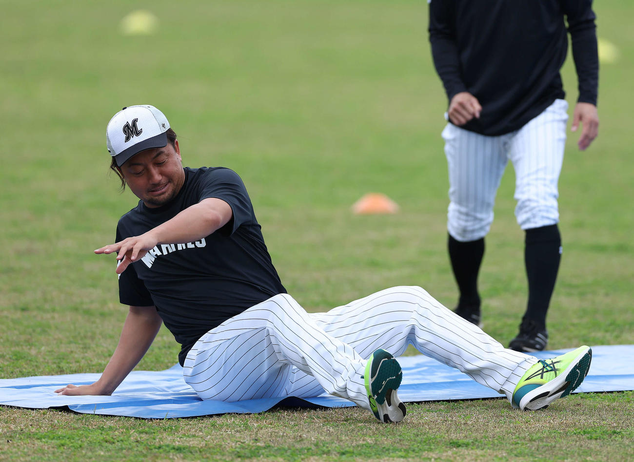 ストレッチするロッテ沢村（撮影・河田真司）