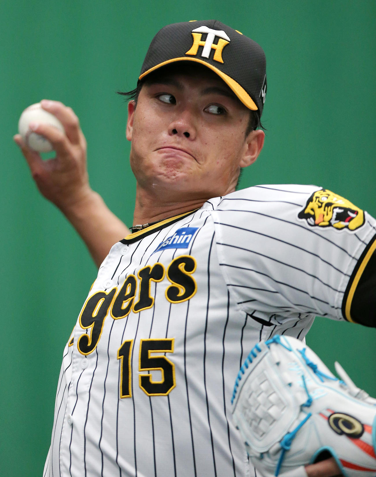 ブルペンで投げこむ阪神西純矢（撮影・上山淳一）