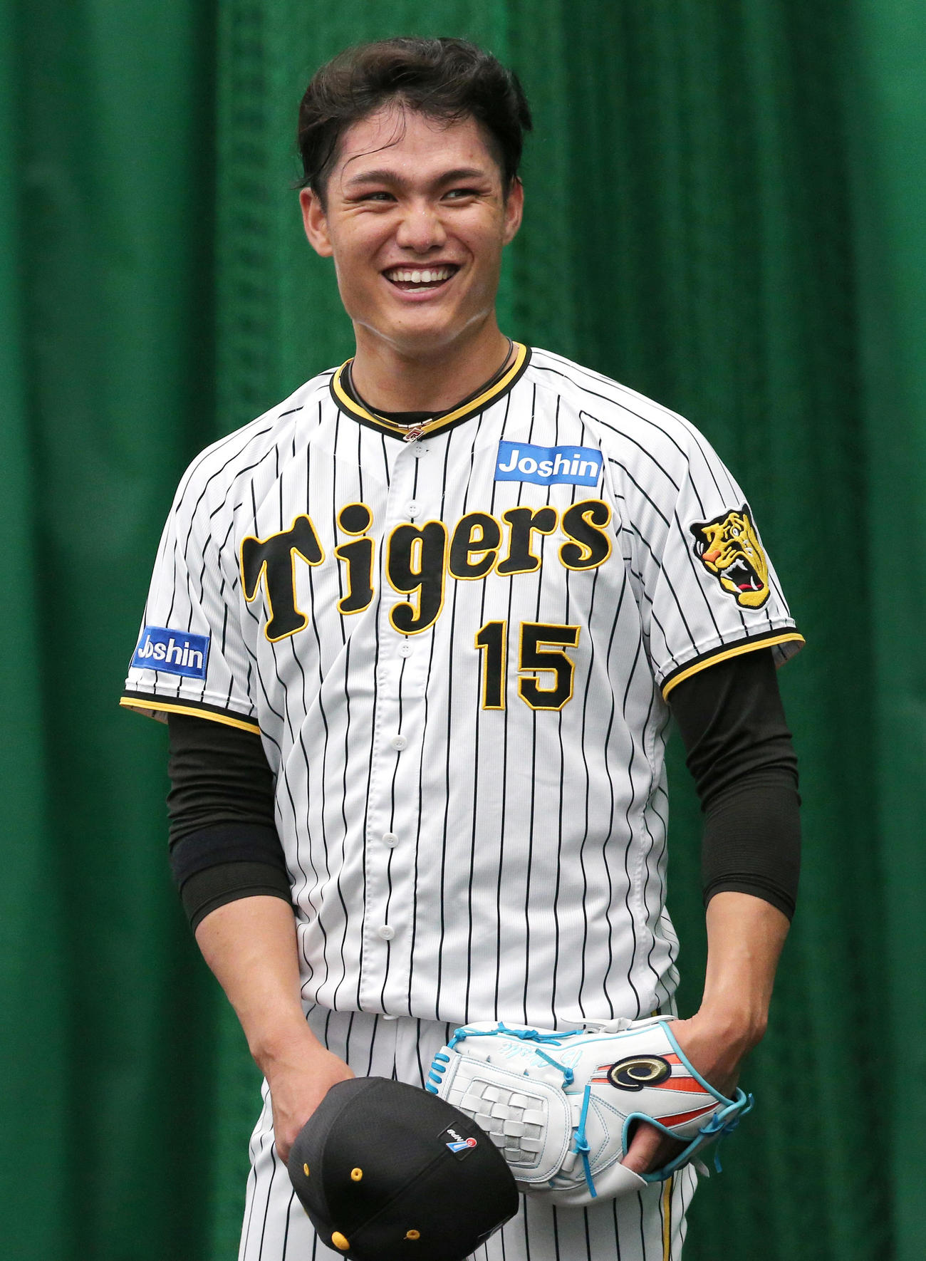 ブルペンで笑顔を見せる阪神西純矢（撮影・上山淳一）