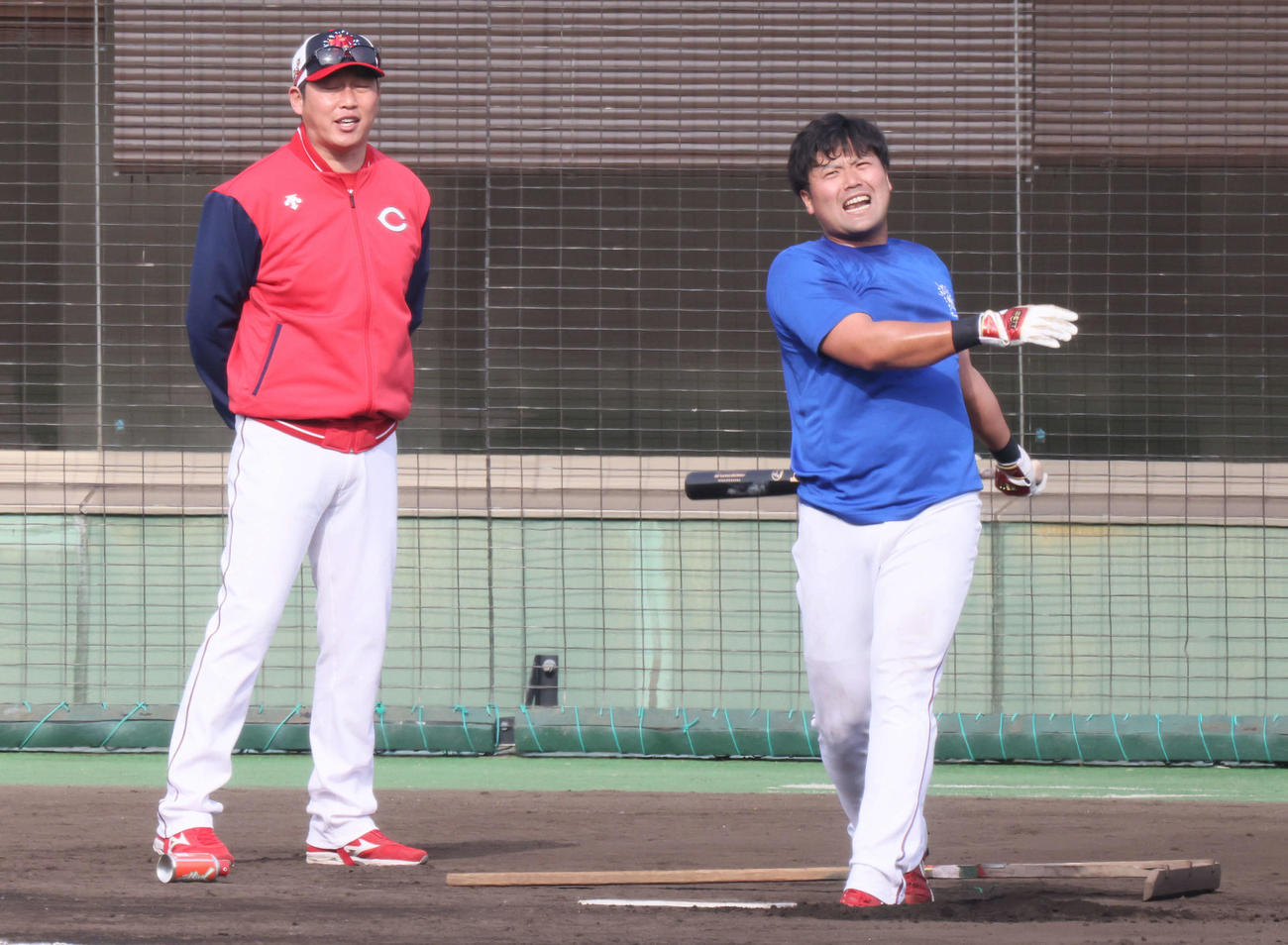 広島日南キャンプ　末包のロングティーを見る新井監督（左）（撮影・加藤孝規）