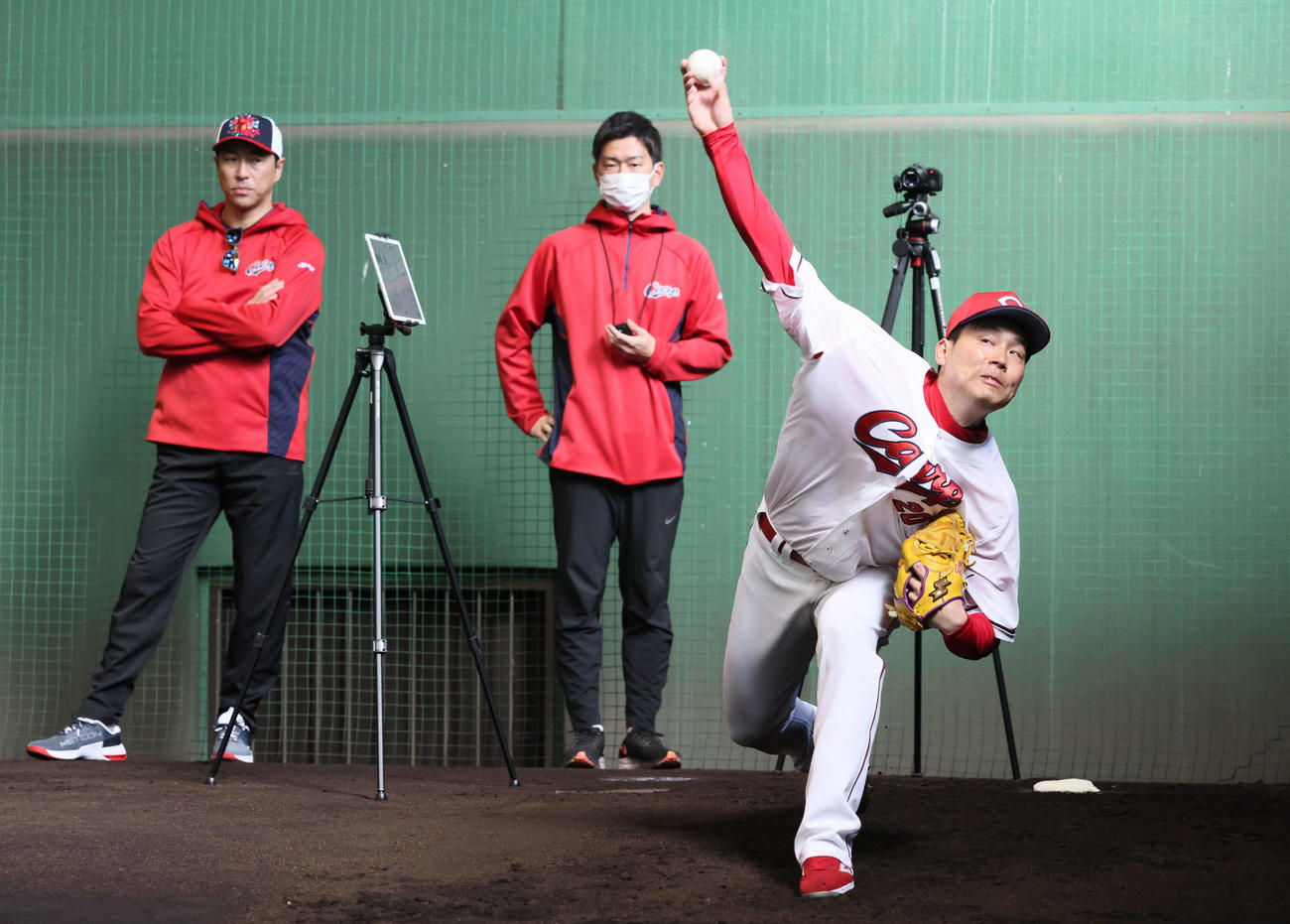 広島日南キャンプ　フォークボールを投げる栗林と見守る黒田球団アドバイザー（左）（撮影・加藤孝規）