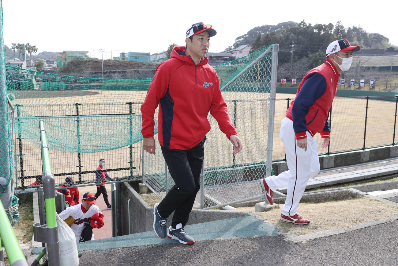 広島日南キャンプ　ブルペンに向かう黒田球団アドバイザー（中央）（撮影・加藤孝規）