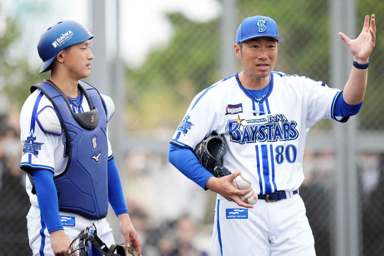 特守を終え言葉を交わすDeNA松尾（左）と相川コーチ（撮影・横山健太）