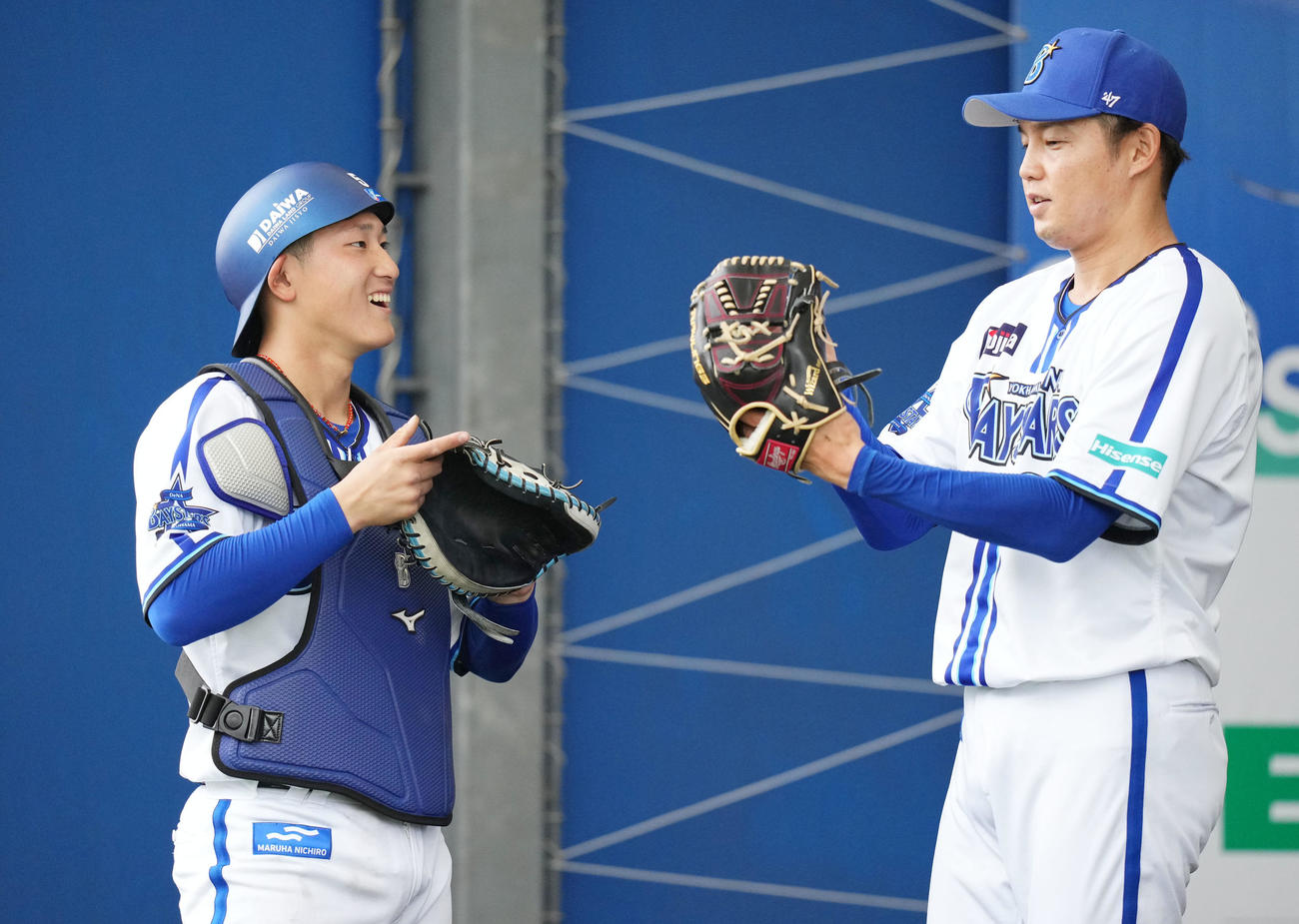 ブルペンでの投球練習を終え言葉を交わすDeNA松尾（左）と森原（撮影・横山健太）