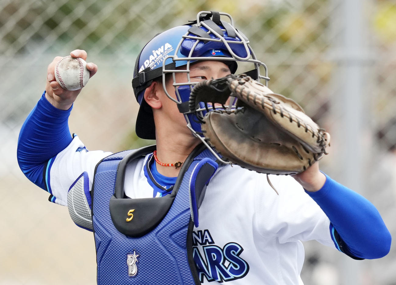 特守で軽快な動きを見せるDeNA松尾（撮影・横山健太）