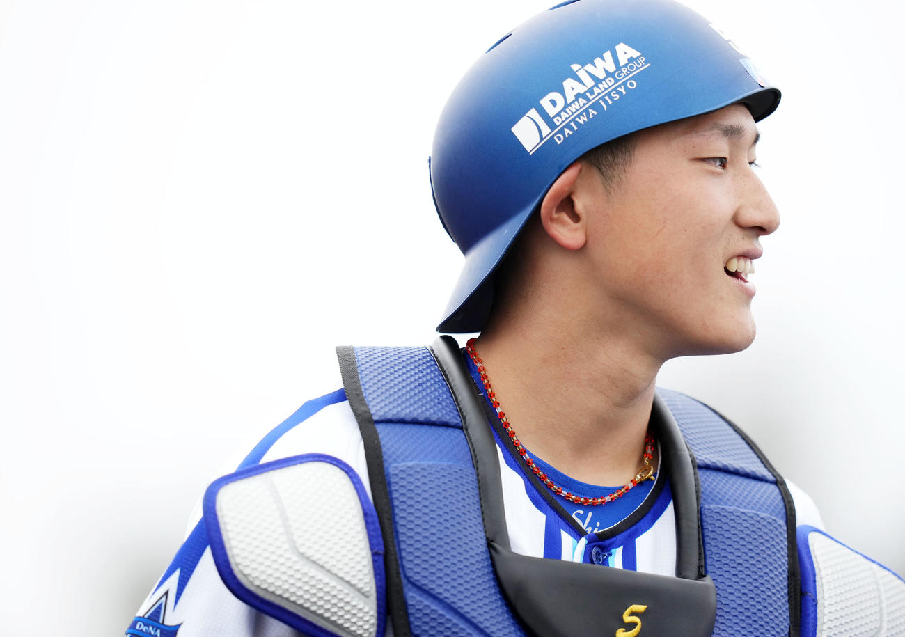 笑顔を見せるDeNA松尾（撮影・横山健太）