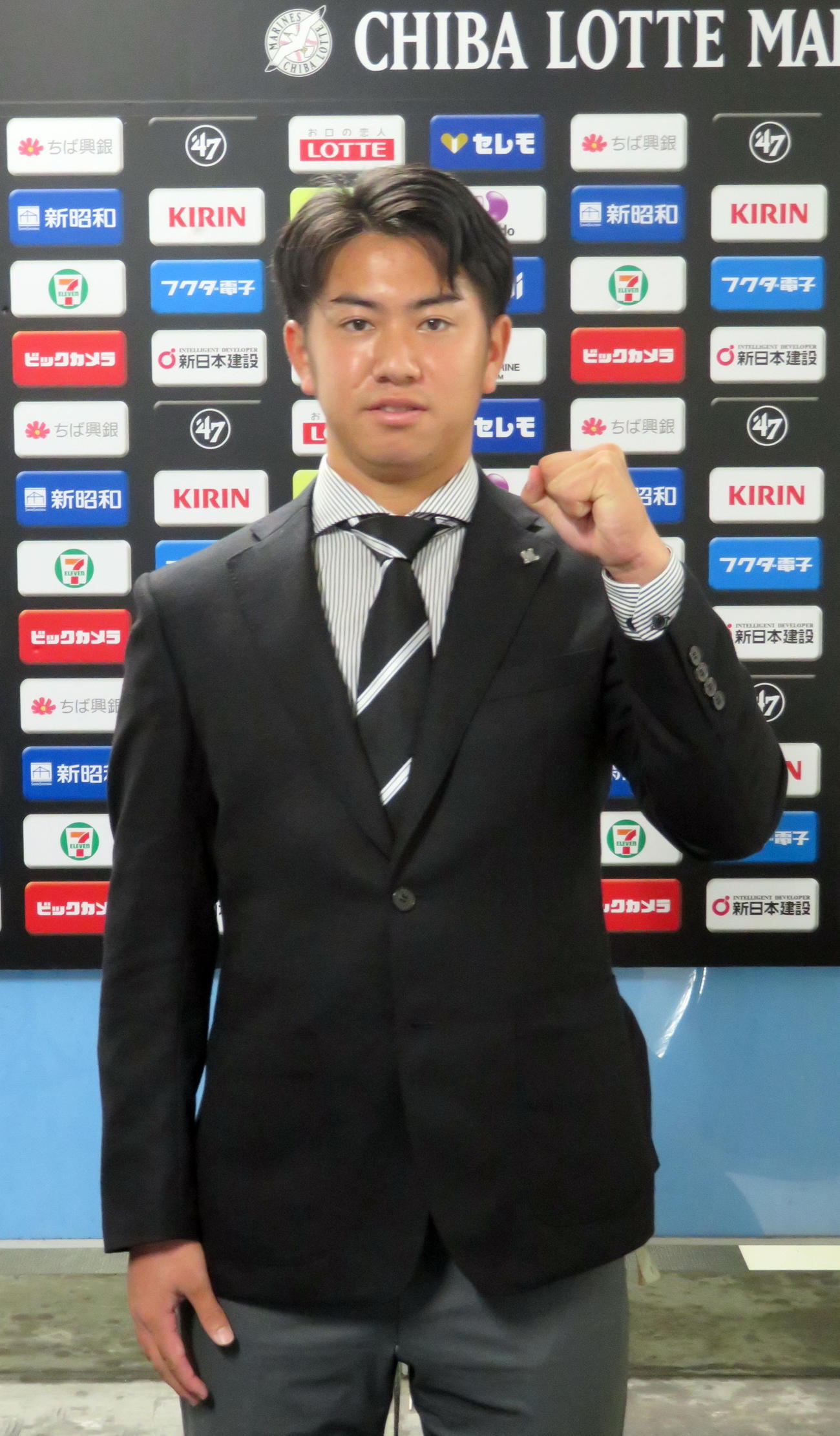 契約更改後に取材に応じるロッテ秋山（2022年11月撮影）