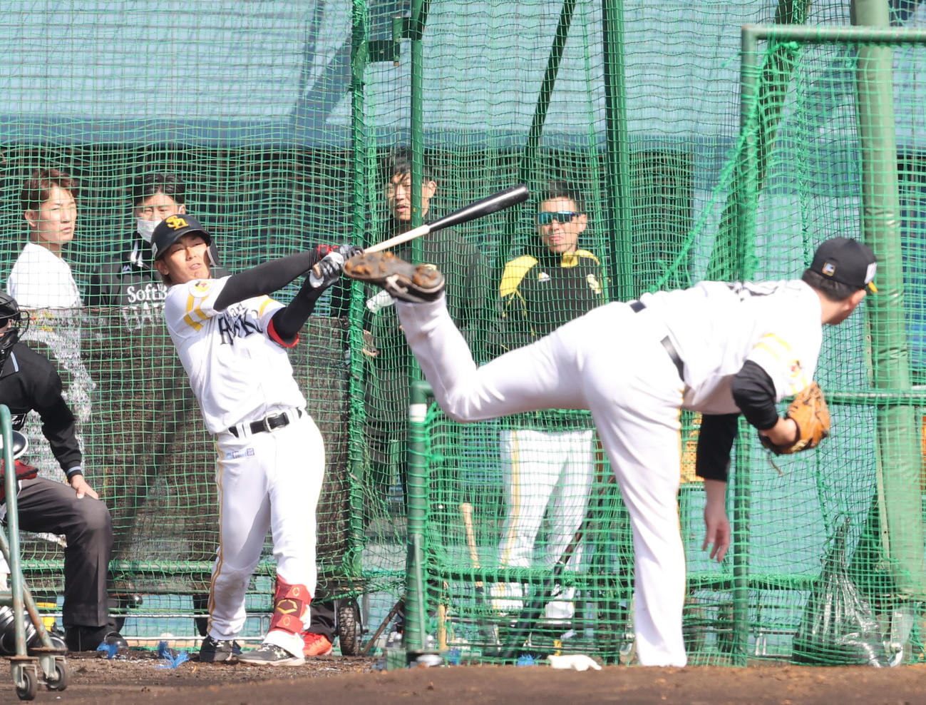 フリー打撃に登板した大関友久と打席に入った今宮健太（撮影・梅根麻紀）