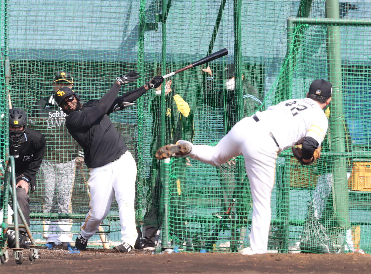 フリー打撃に登板した大関友久と打席に入ったホーキンス（撮影・梅根麻紀）