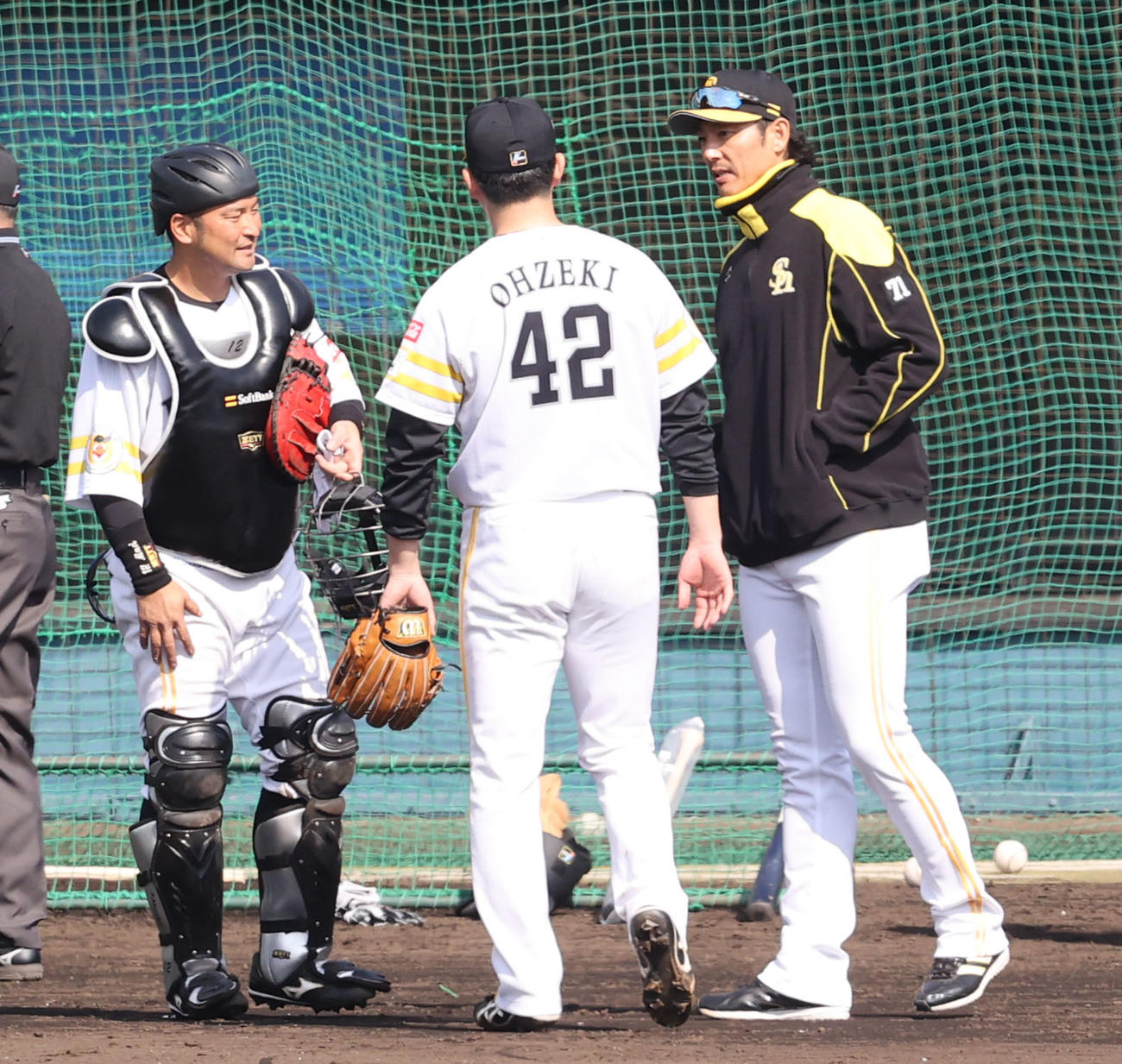 嶺井（左）はフリー打撃登板を終えた大関と話す。右は斉藤コーチ（撮影・梅根麻紀）