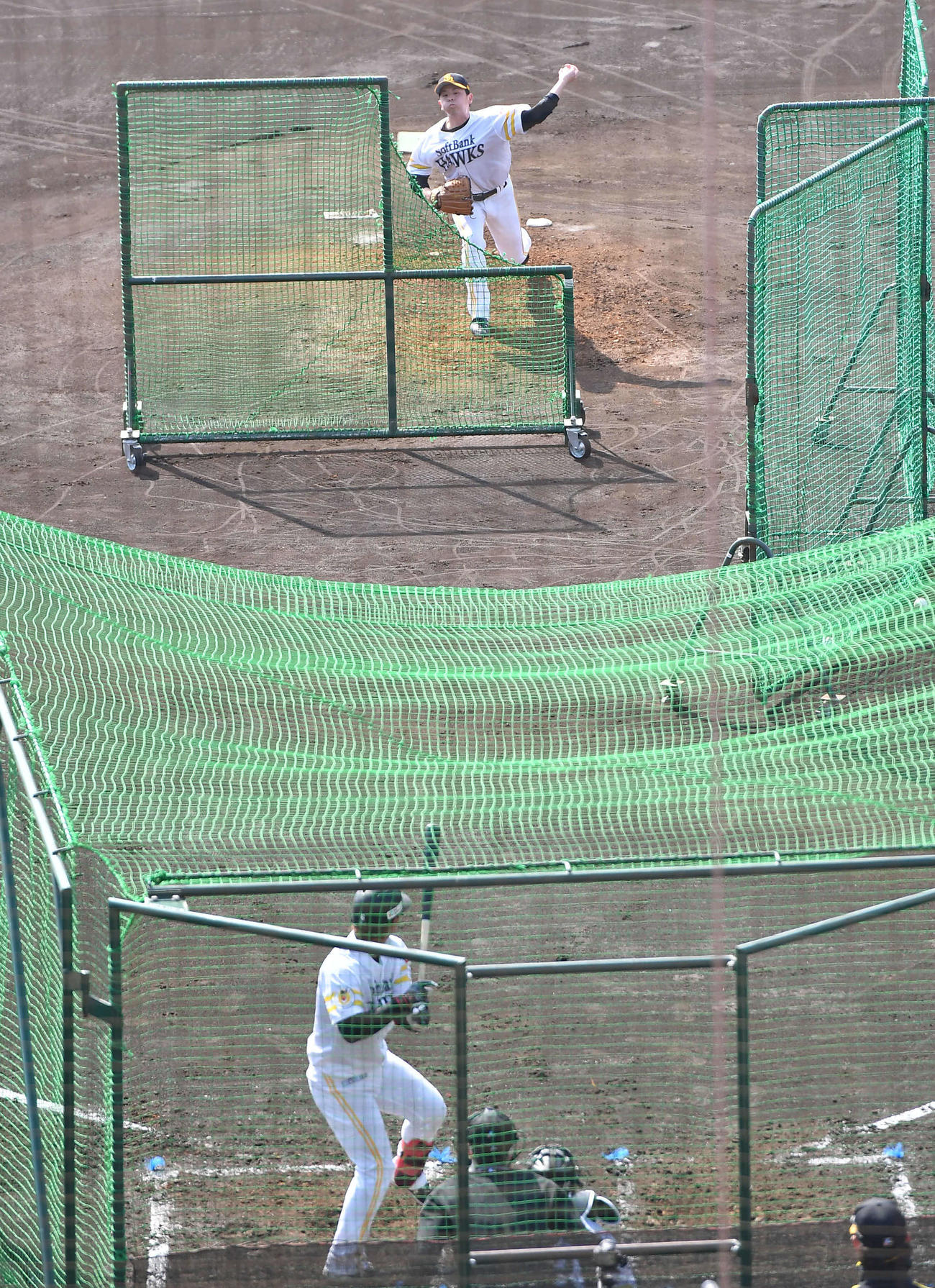 フリー打撃に登板し、今宮（手前）を相手に投げる大関（撮影・岩下翔太）