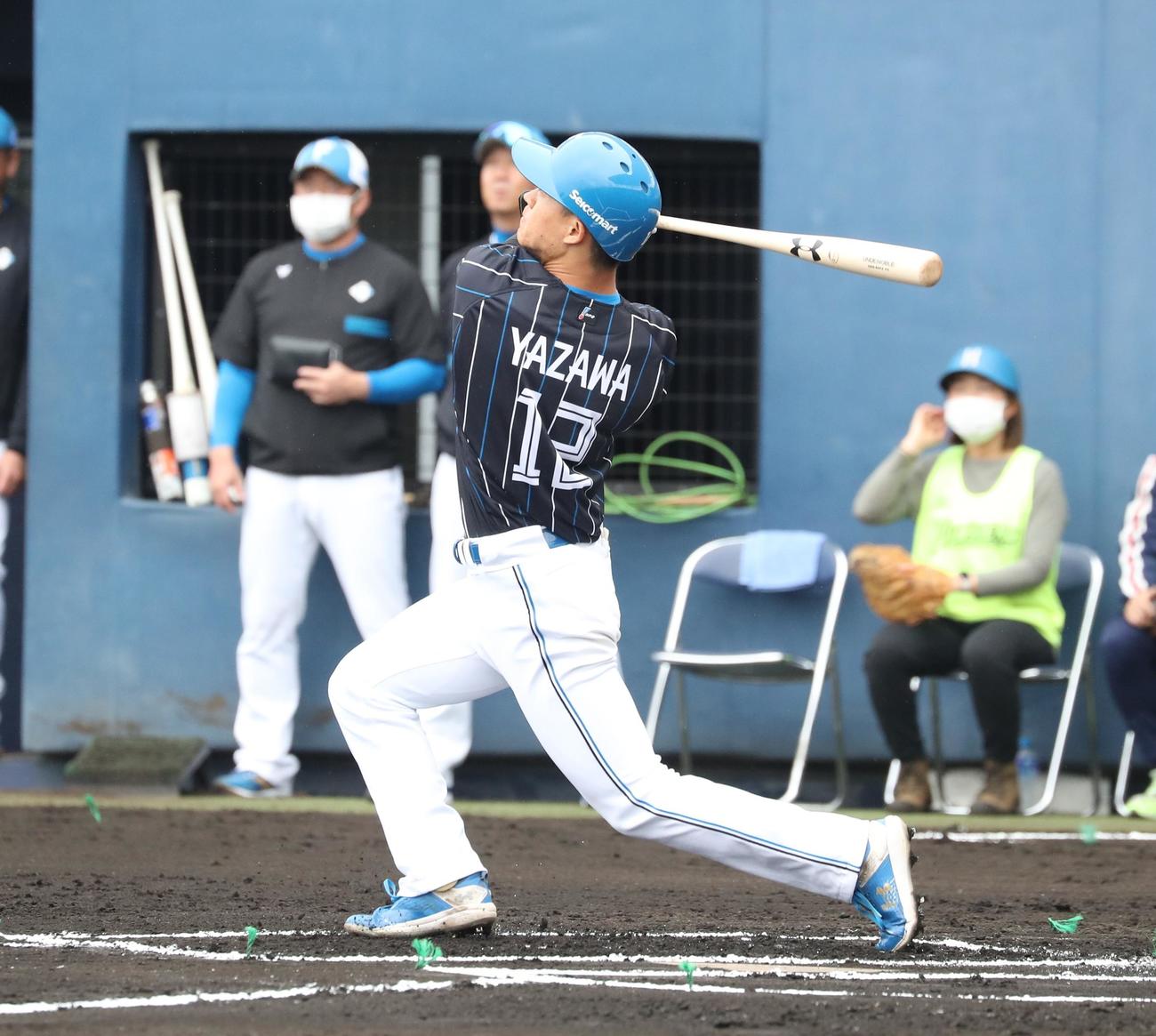 紅白戦　1回表赤組無死三塁、右犠飛を放つ矢沢（撮影・黒川智章）
