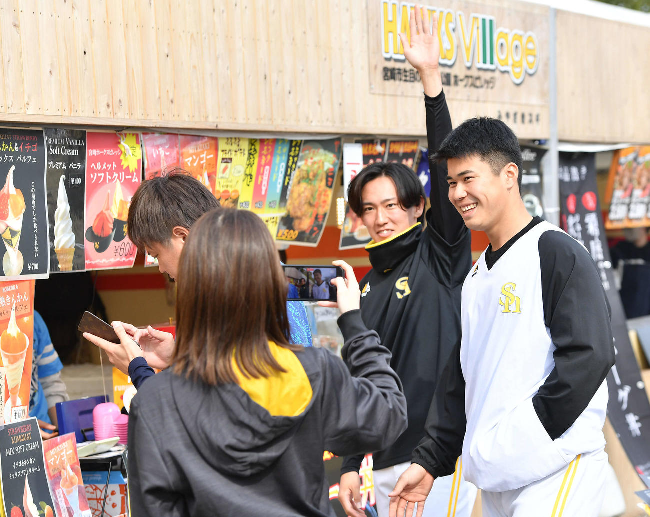 プロの洗礼？で投手陣への差し入れ用にクレープ屋さんに並ぶ大津（中央）松本晴（右）津森（撮影・岩下翔太）