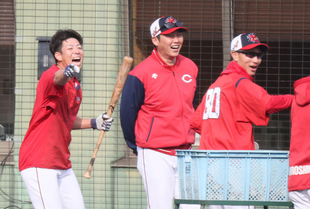 ロングティー中に笑顔を見せる、左から野間、新井監督、赤松コーチ（撮影・加藤孝規）