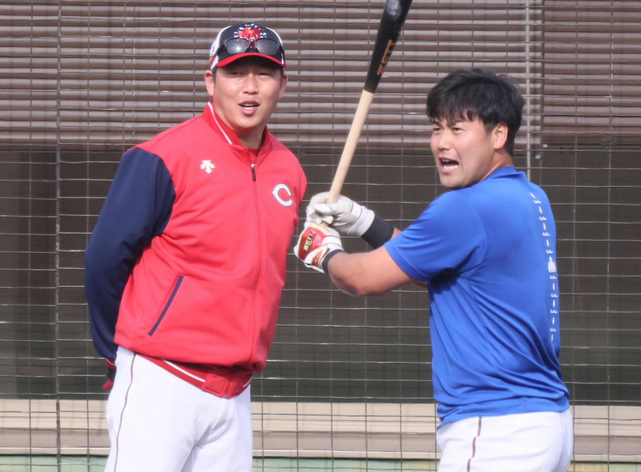 広島日南キャンプ　末包のロングティーを見る新井監督（左）（撮影・加藤孝規）