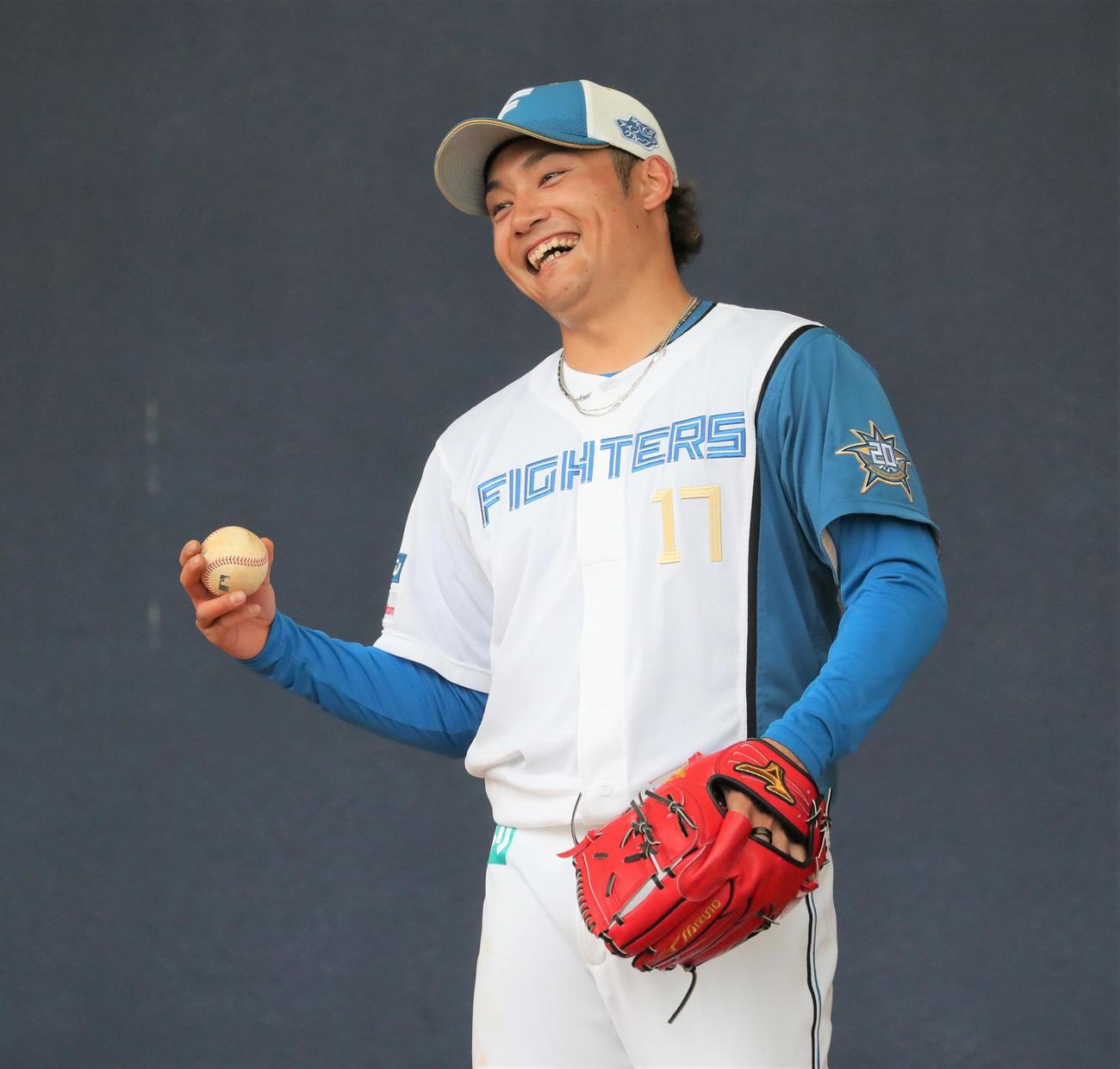 ブルペンで笑顔の日本ハム伊藤（撮影・黒川智章）