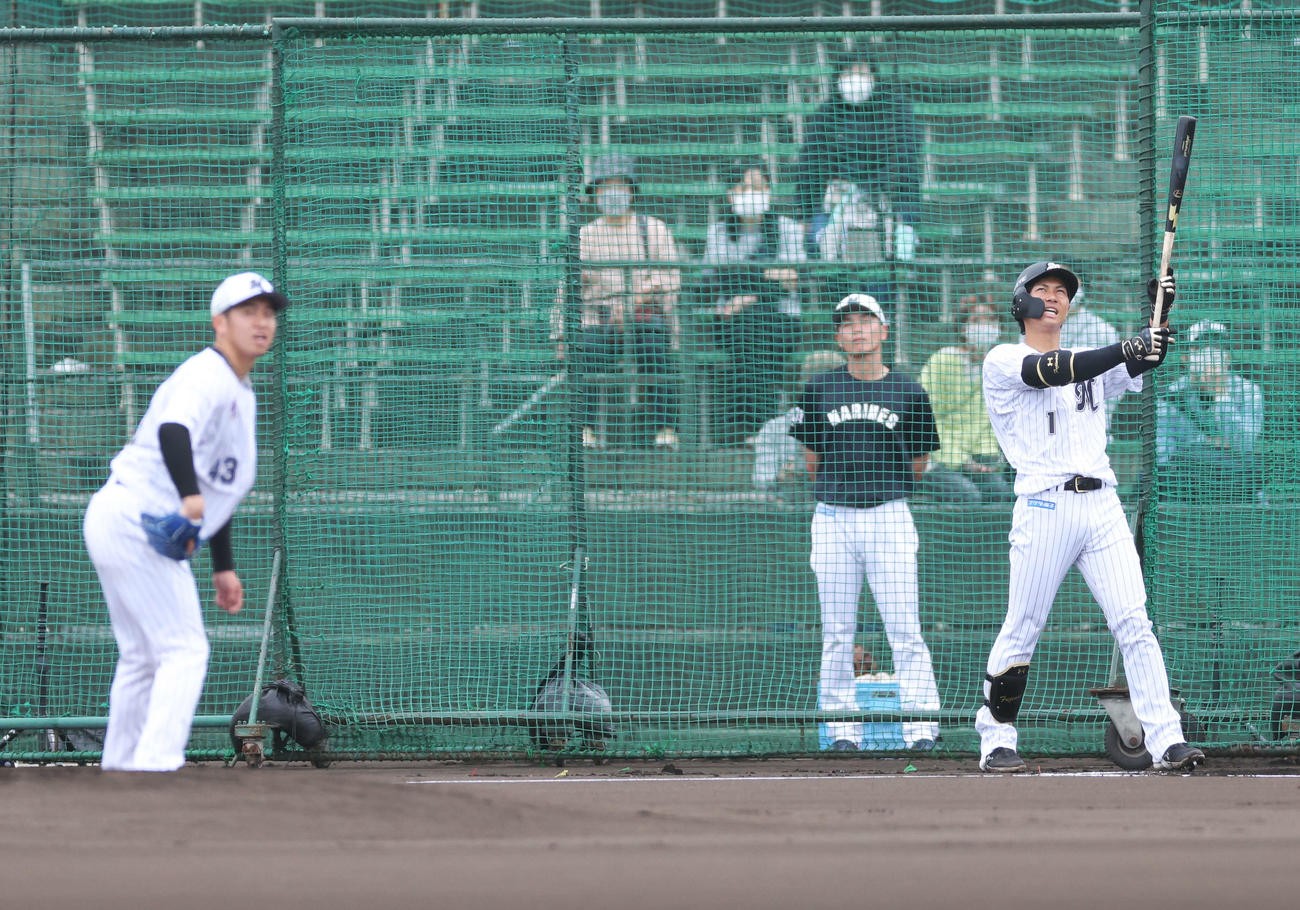 打撃練習するロッテ藤原。投手秋山（撮影・河田真司）