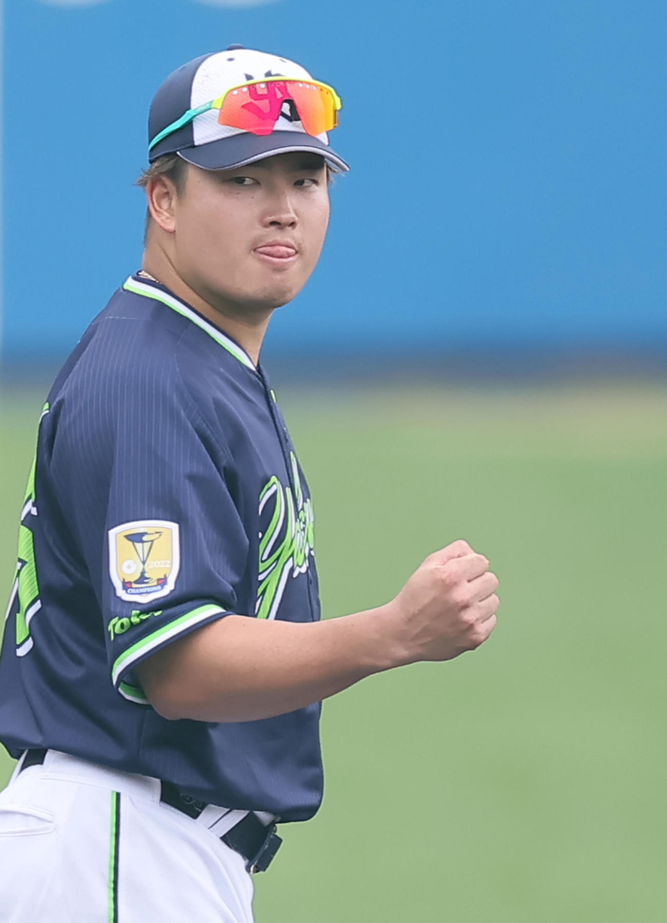 シートノックで自信にあふれたガッツポーズを見せるヤクルト村上（撮影・足立雅史）