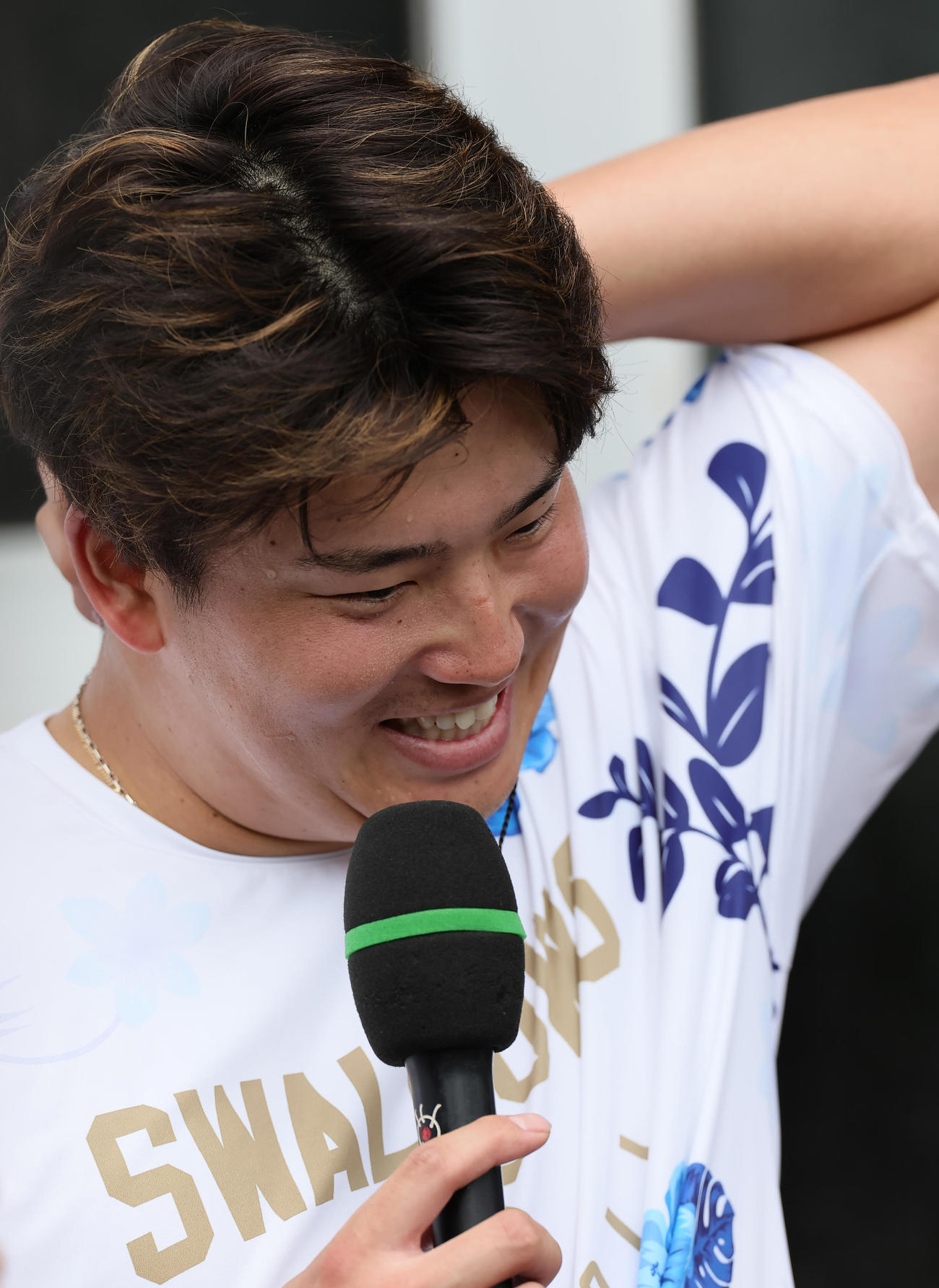 取材中、笑顔を見せるヤクルト村上（撮影・足立雅史）