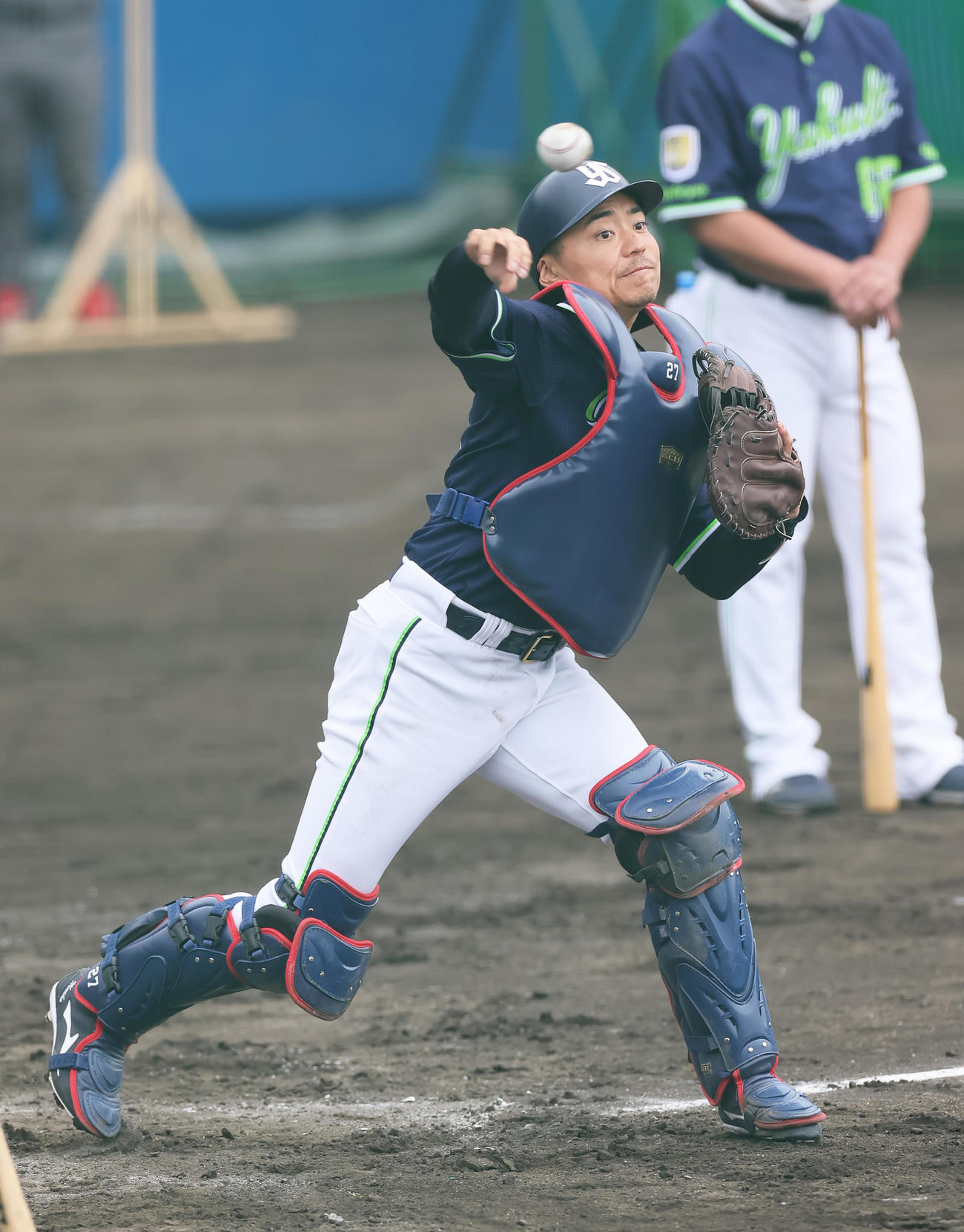 シートノックで送球するヤクルト中村（撮影・足立雅史）